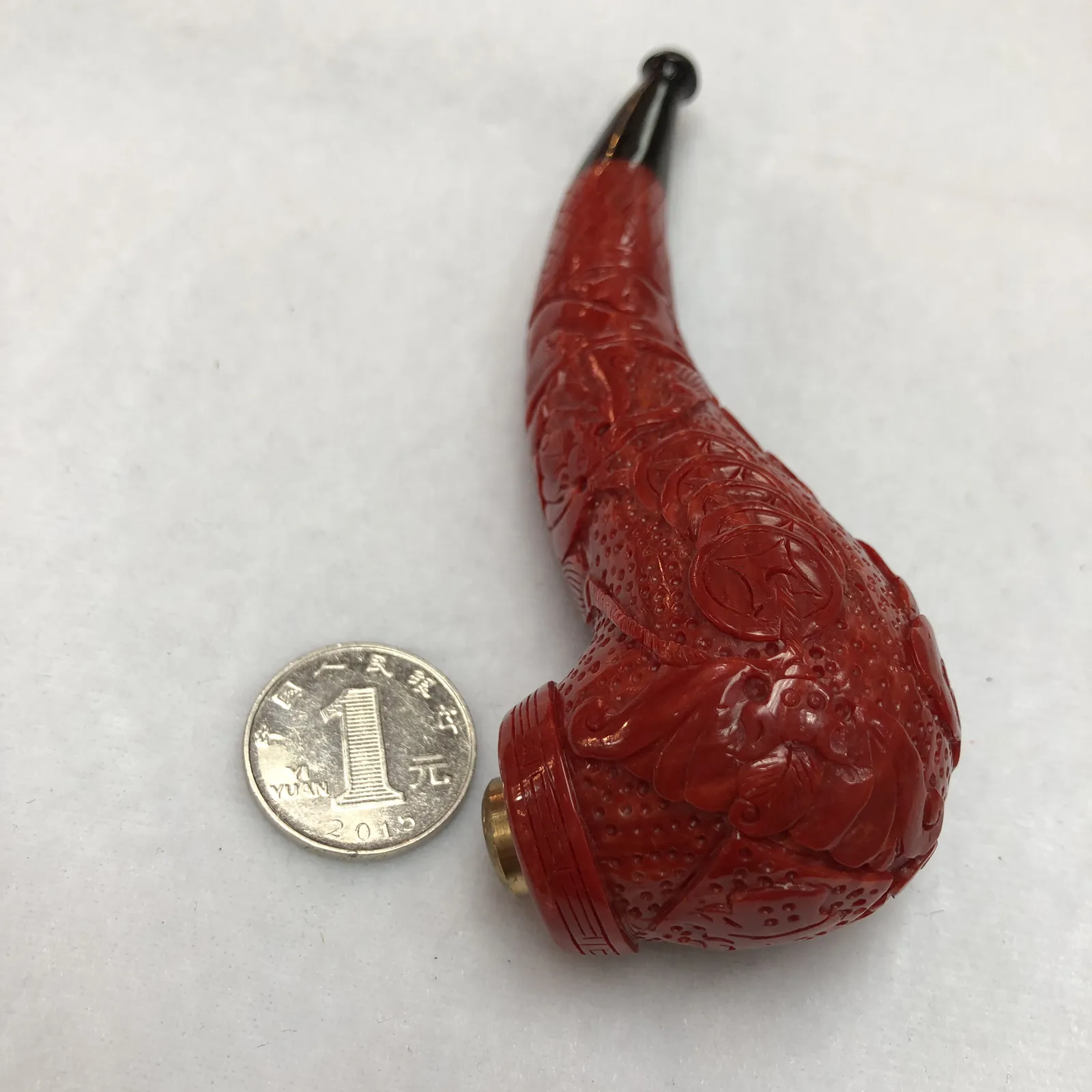 【红珊瑚福在眼前烟斗】钱在福在！采用台湾拼接工艺，精心选料，精心雕刻，黑色为人造牛角材料，尺寸：长135mm，宽39.2mm，高46.8mm，重量156.42克！珊瑚属有机宝石，色泽喜人，质地莹润，生长于远离人类的深海中。与珍珠、琥珀并列为三大有机宝石，在东方佛典中亦被列为七宝之一，自古即被视为富贵祥瑞之物。红色代表着吉祥、喜庆、热烈、奔放、激情、斗志！