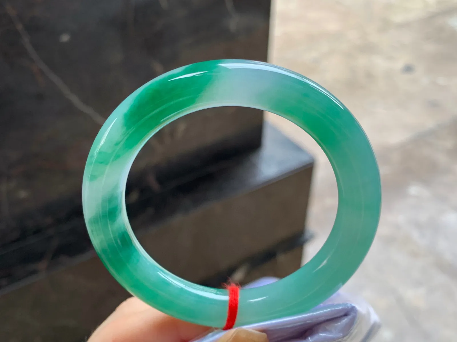 飘绿圆条手镯
尺寸：55.2-10.7mm
底子细腻干净～绿花漂亮大力推荐哦～