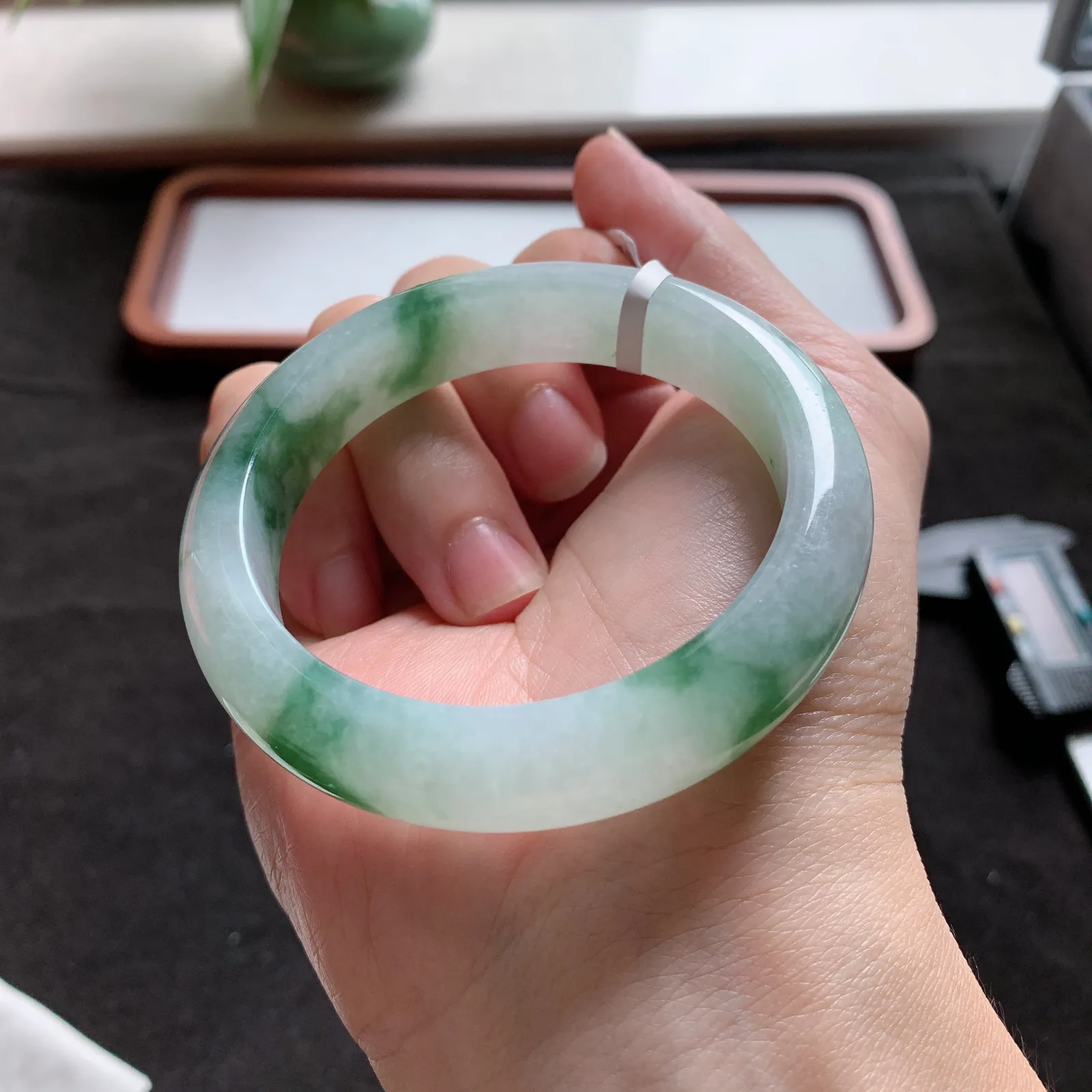 55圈口飘绿手镯