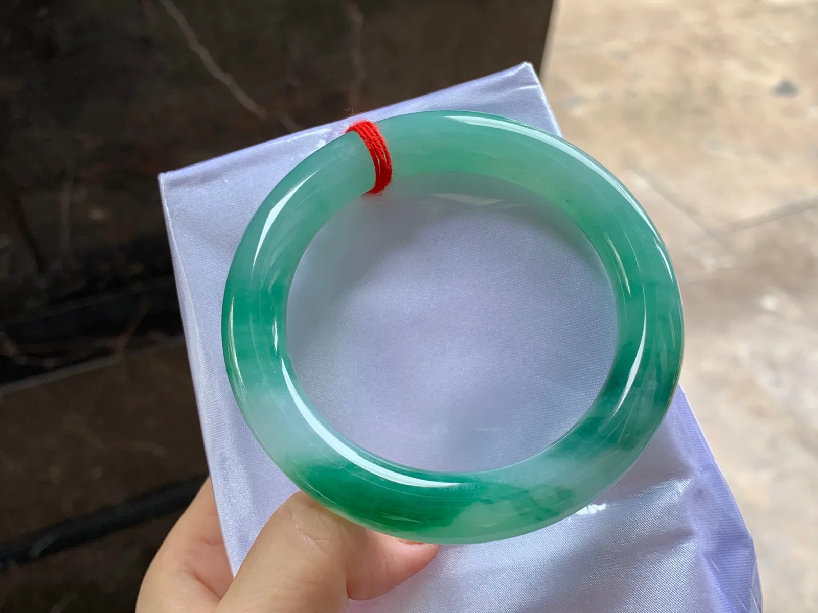 飘绿圆条手镯
尺寸：55.2-10.7mm
底子细腻干净～绿花漂亮大力推荐哦～