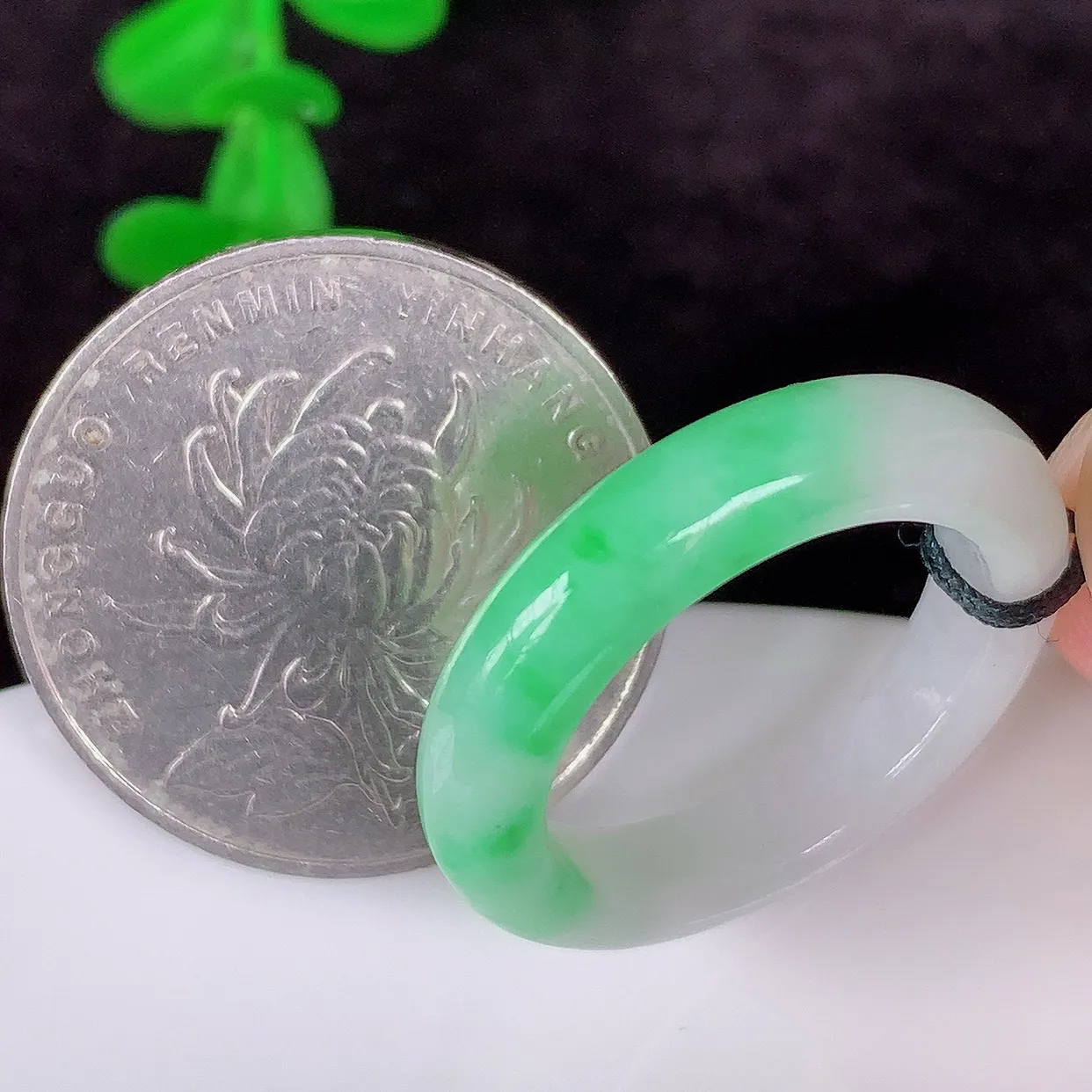 自然光实拍，冰润冰糯种飘阳绿18.8mm内径翡翠指环，玉戒指，玉质莹润，好精美好冰润的指环，17圈口，上手纤巧！#1.17