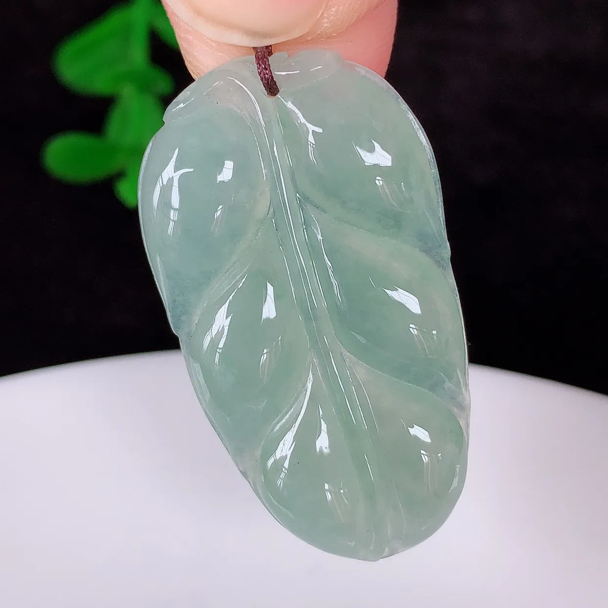 自然光实拍，冰润冰种翡翠事业有成叶子吊坠，莹润且起胶，叶子清秀优雅，佩戴大业有成！#57.17