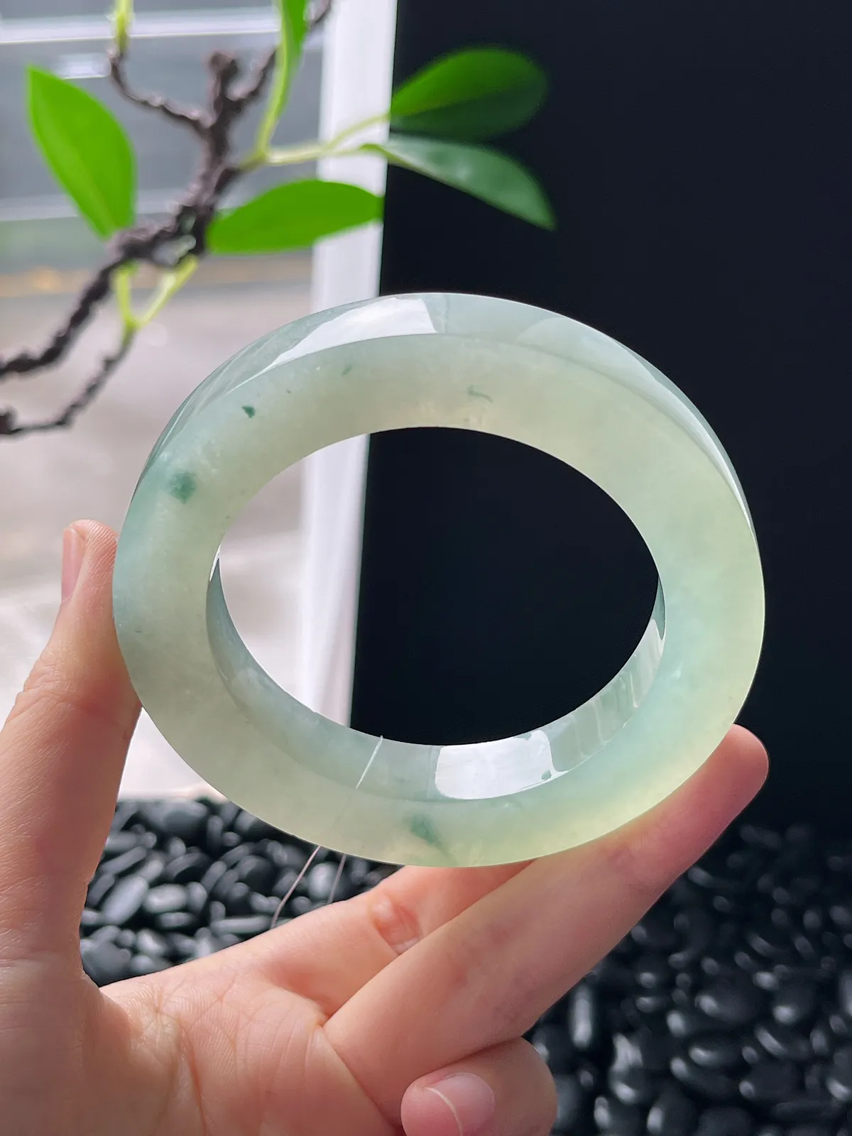 翡翠镯胚，⭕️正圈最大做61，圆条最大做57；最小做54.7。尺寸77-54.7-11.4-11.5