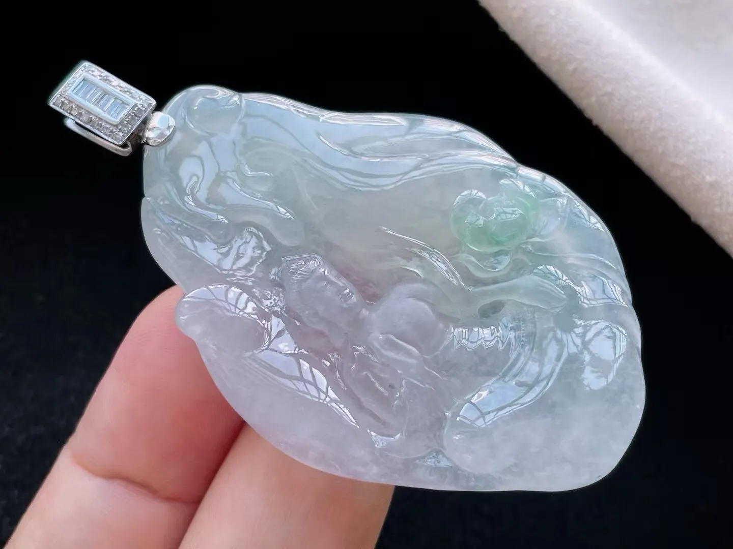 冰糯种飘绿普贤菩萨吊坠