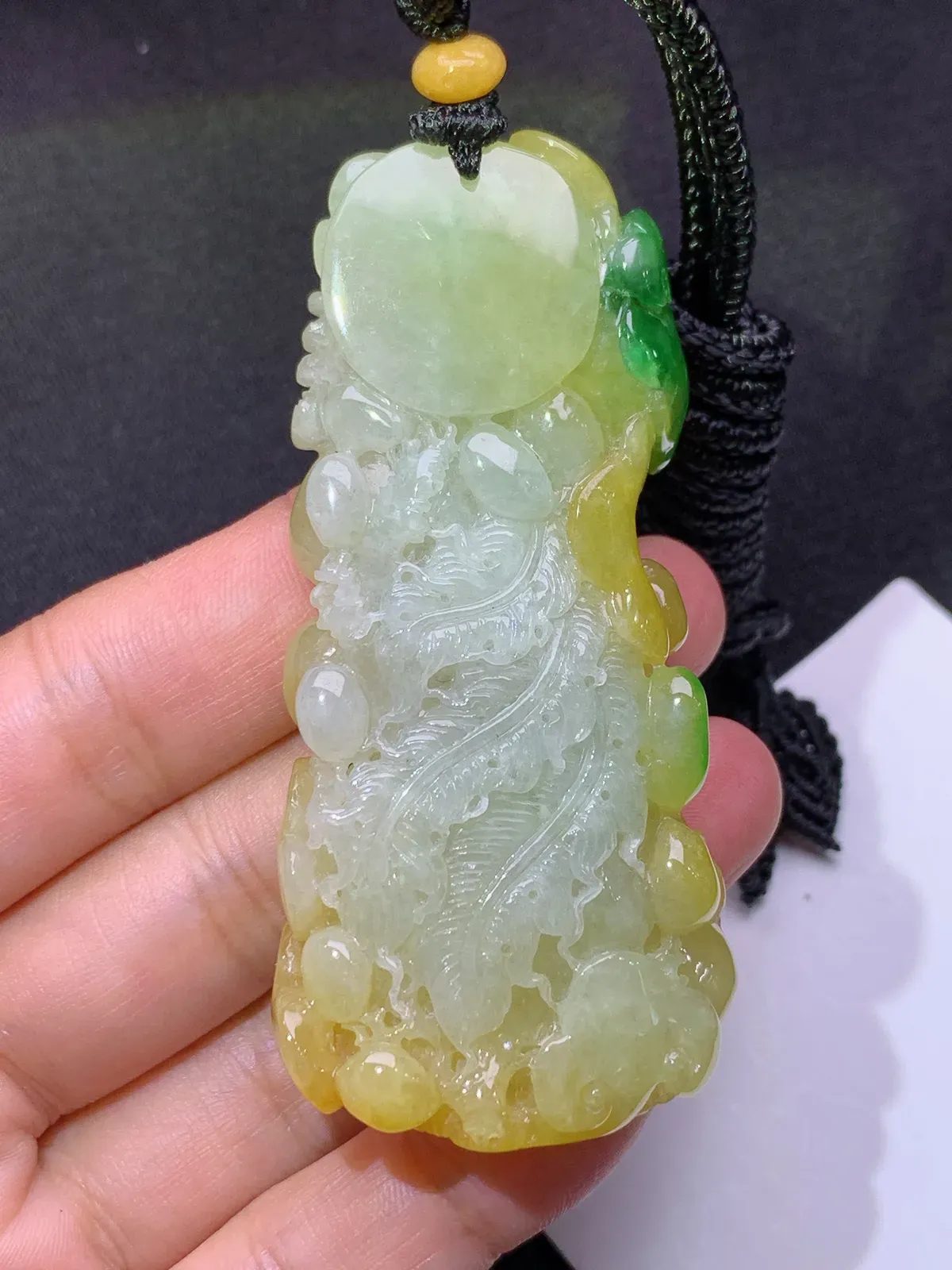 黄翡凤凰吊坠 色泽鲜艳，厚装种老，冰润水足 尺寸70*33.1*12.3