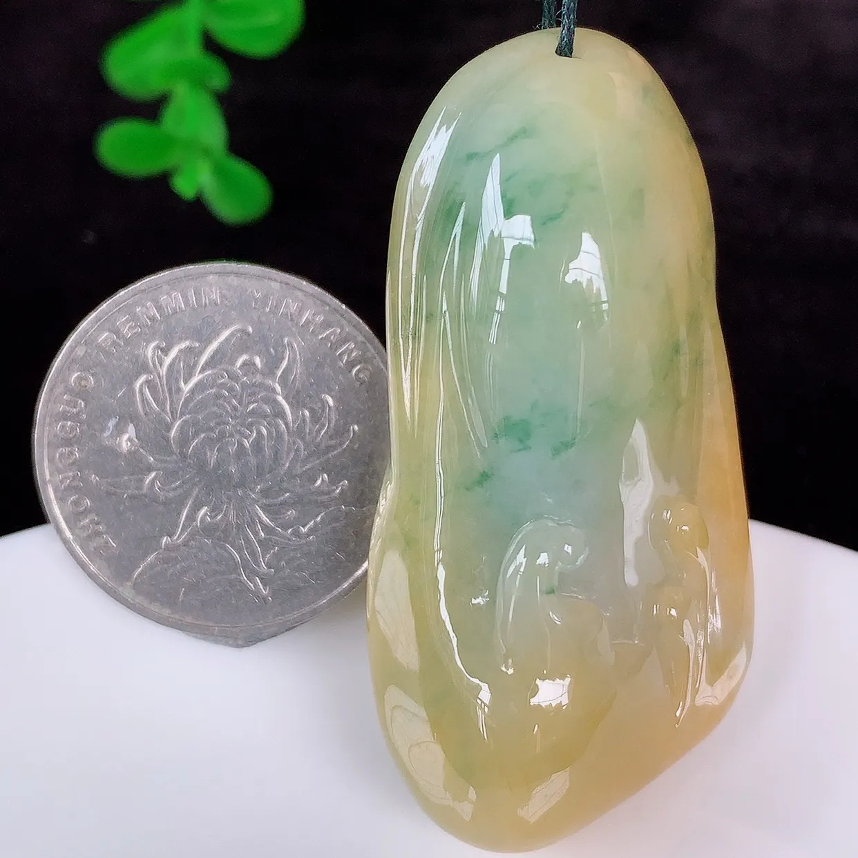 自然光实拍，厚装冰润冰糯种双彩黄加绿翡翠悟道吊坠，翡翠悟道寓意“祥和，安宁，吉祥，幸福”，佩戴效果优雅迷人，性价比超高！#60.17