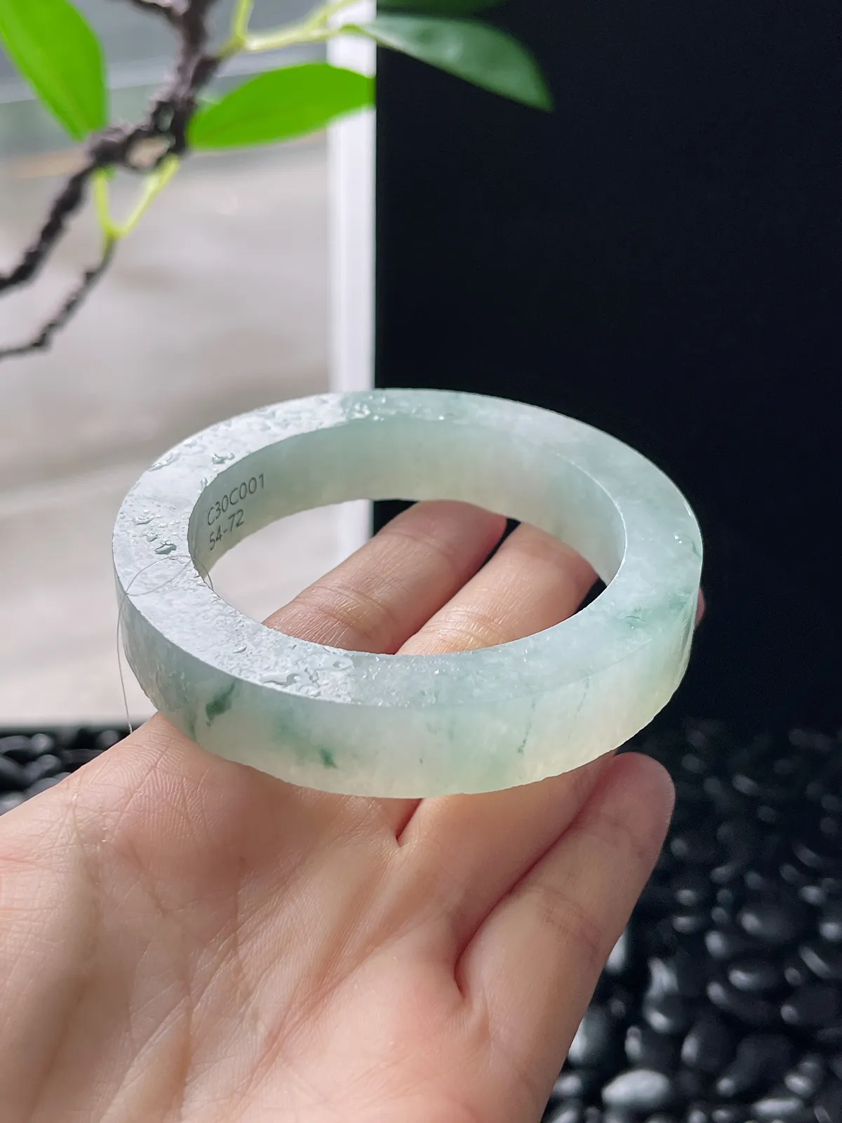 翡翠镯胚，⭕️正圈最大做55，圆条最大做51；最小做53.2。尺寸71-53.2-12.6-9