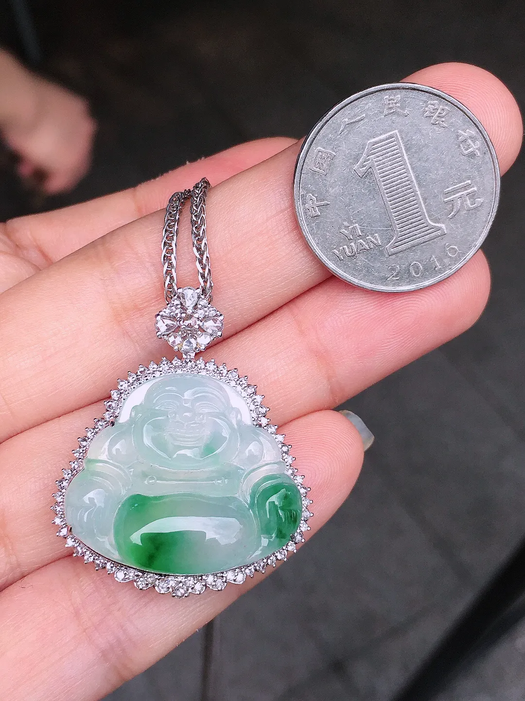 飘绿佛公吊坠，色泽艳丽，玉质细腻，荧光感超
强，饱满圆润，气质满满。18k
金豪华镶嵌