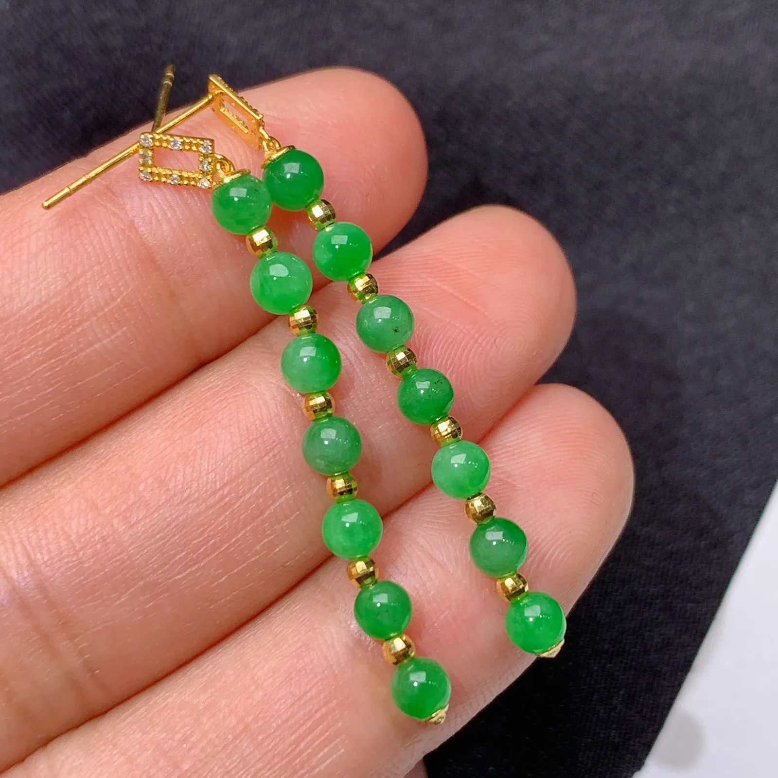 阳绿圆珠耳坠，18k金镶嵌，简约时尚，冰润色阳，种水足， 直径3.5
