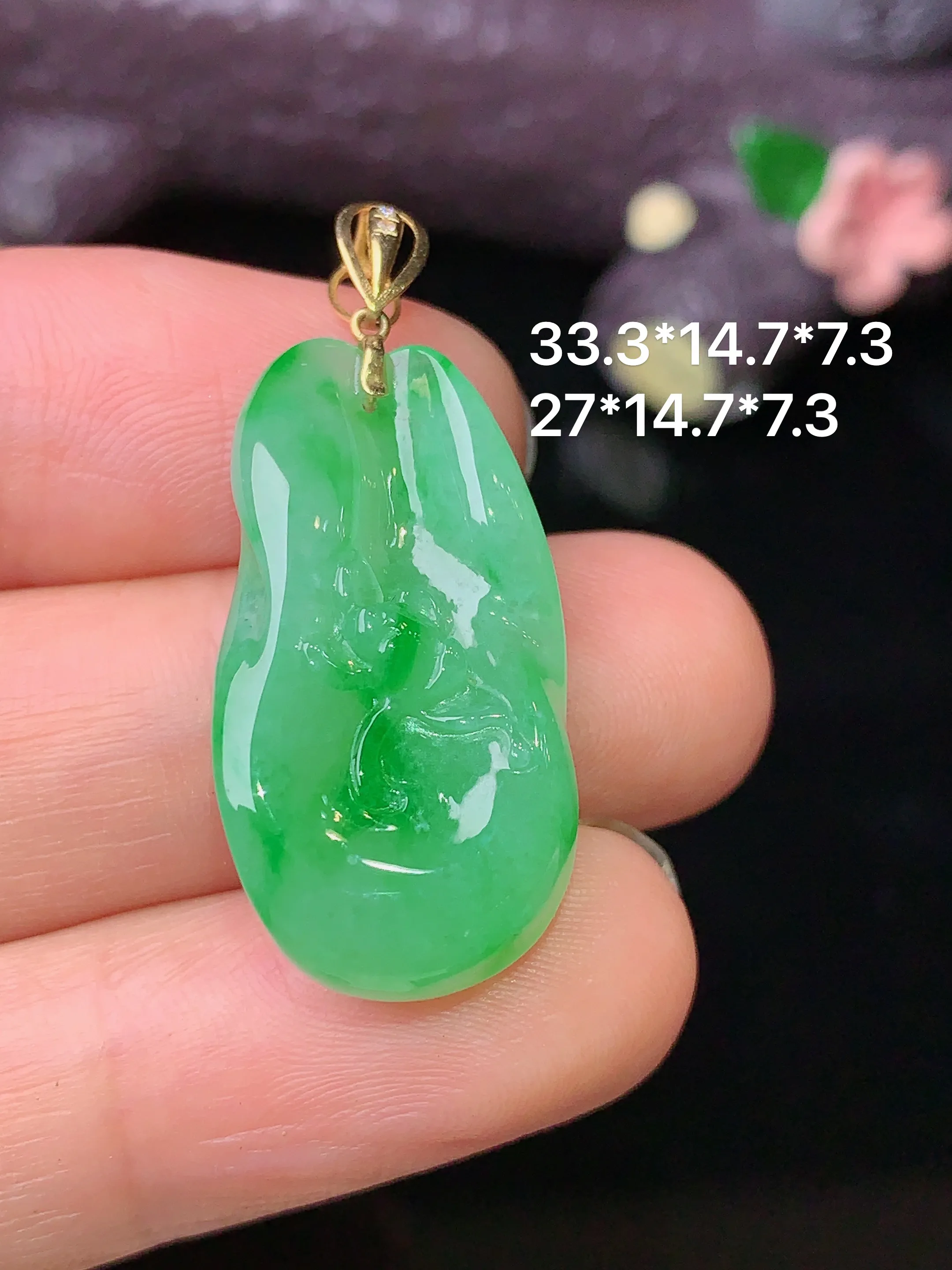 18k金镶嵌翠绿花蕾吊坠 玉质细腻 色泽艳丽 整体尺寸33.3*14.7*7.3