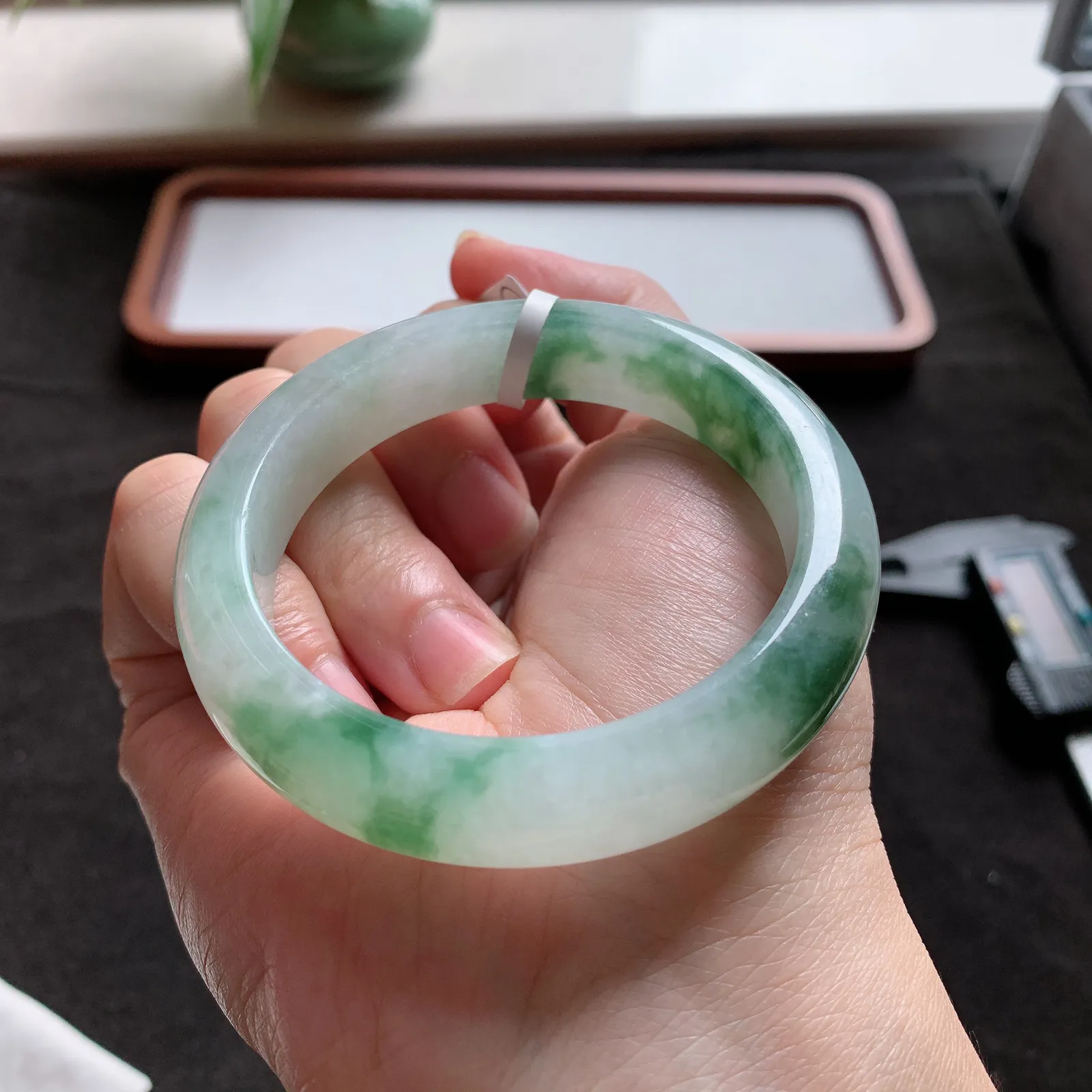 55圈口飘绿手镯