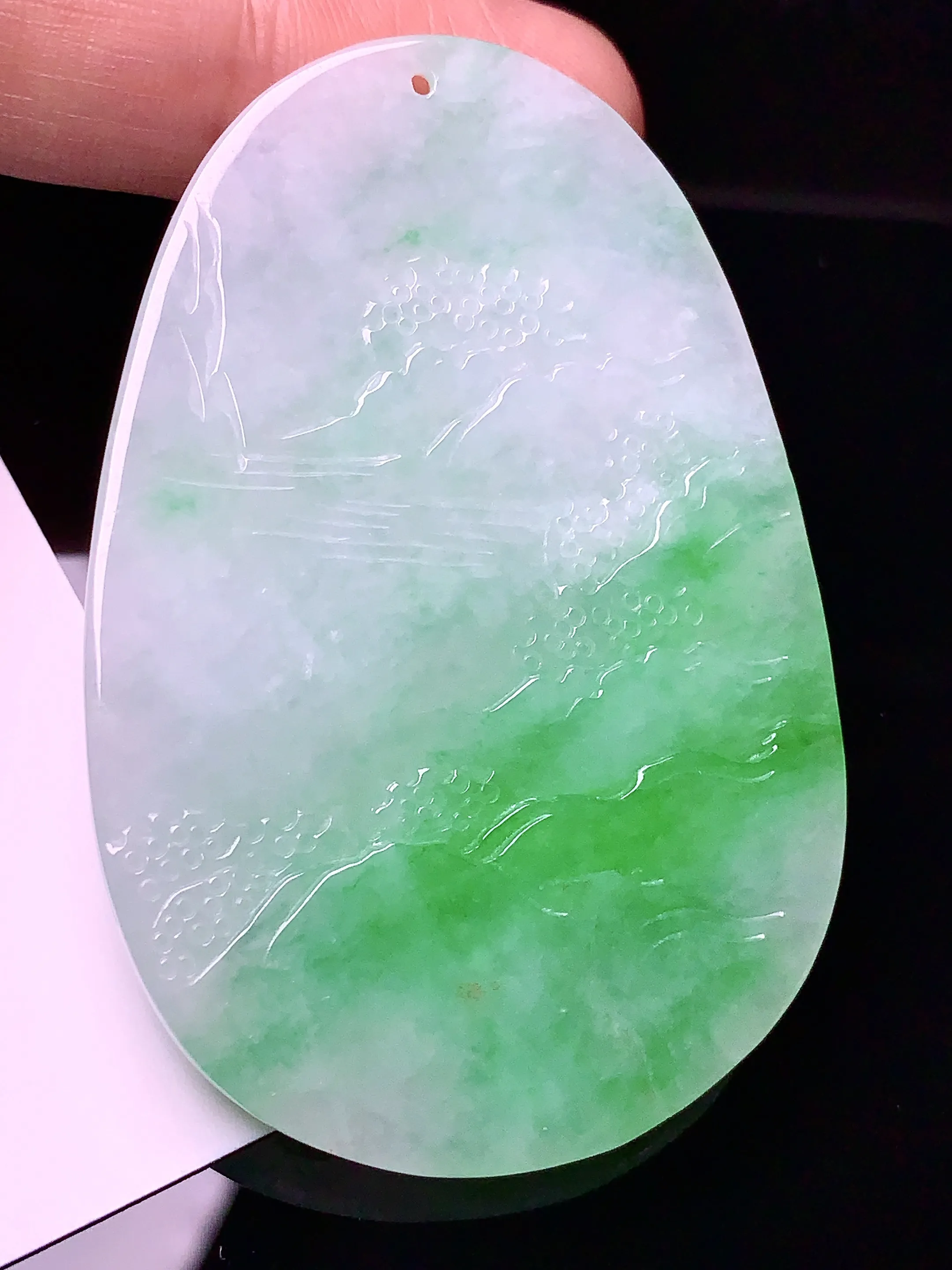 飘绿山水吊坠 玉质细腻 水润亮眼  整体尺寸55.8*37.3*6.3