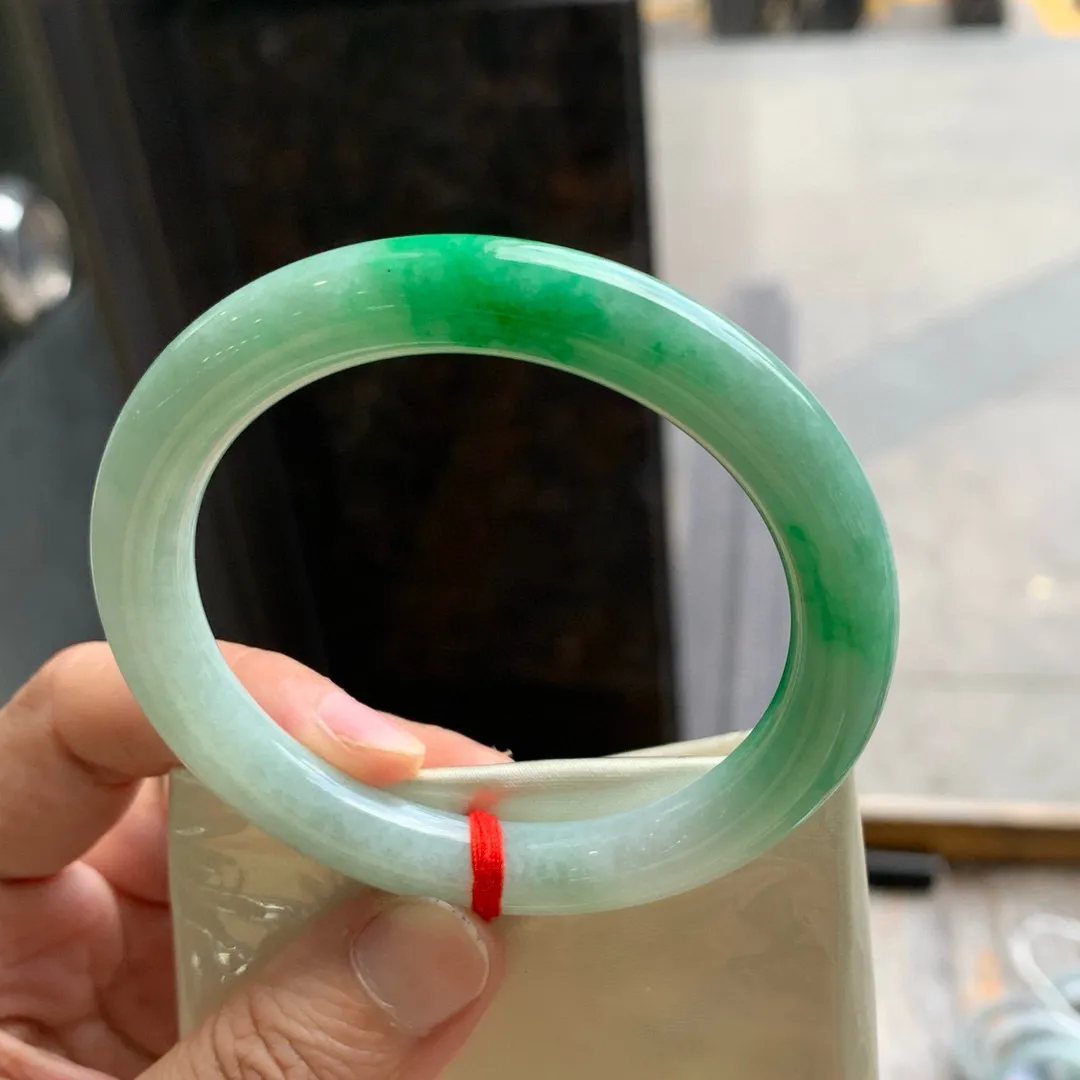 圆条冰糯阳绿 无瑕 尺寸:55.6/9 色好🥰🥰