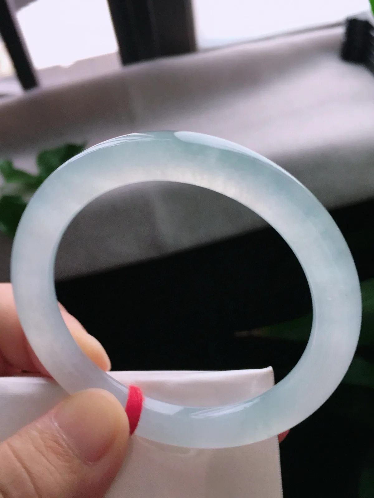 圈口55.2，圆条手镯，白冰，玉质冰润细腻，种水佳，尺寸55.2-8.9-8.7mm