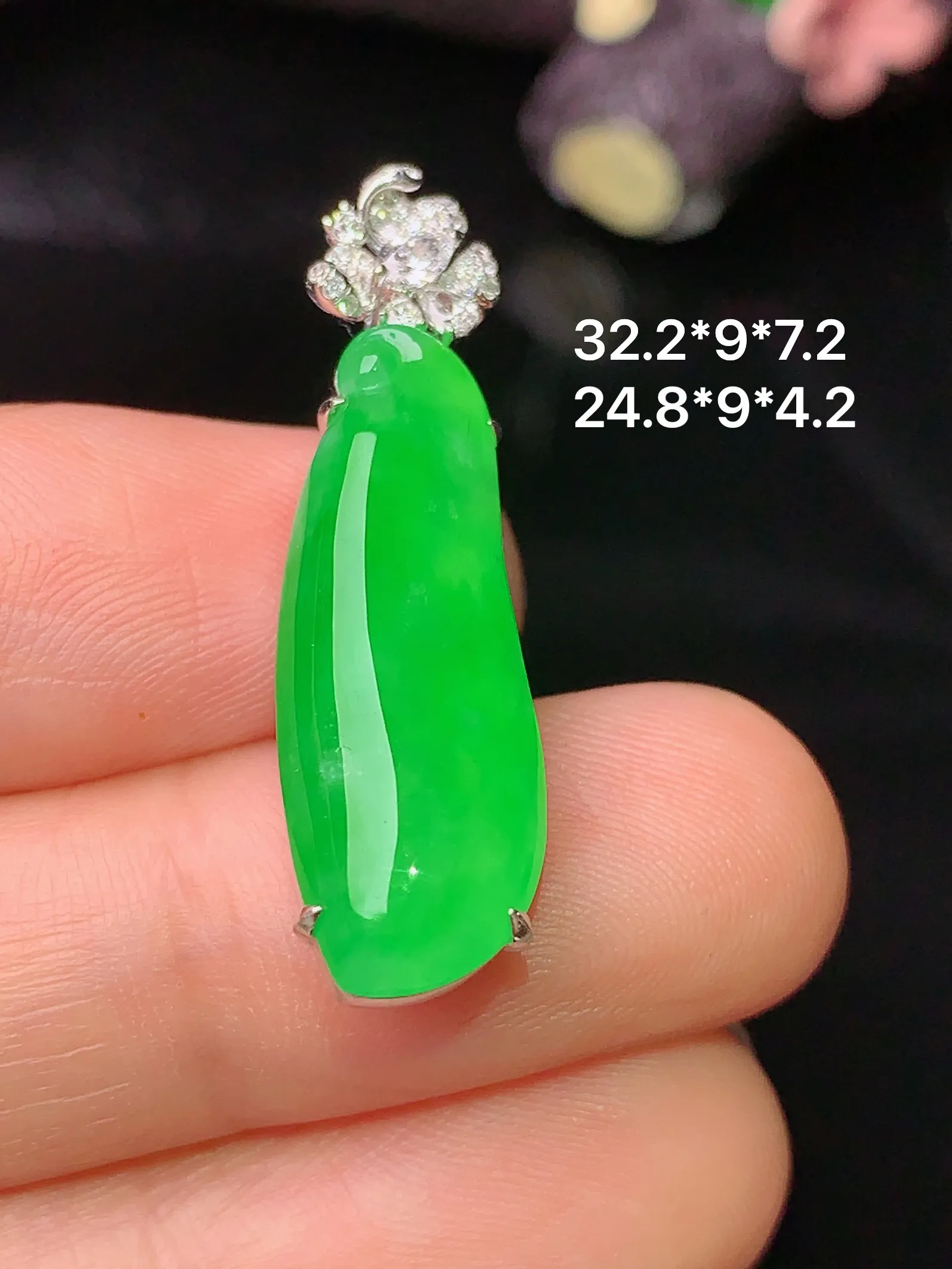 18k金钻镶嵌满绿福瓜吊坠 玉质细腻 水润亮眼  整体尺寸32.2*9*7.2