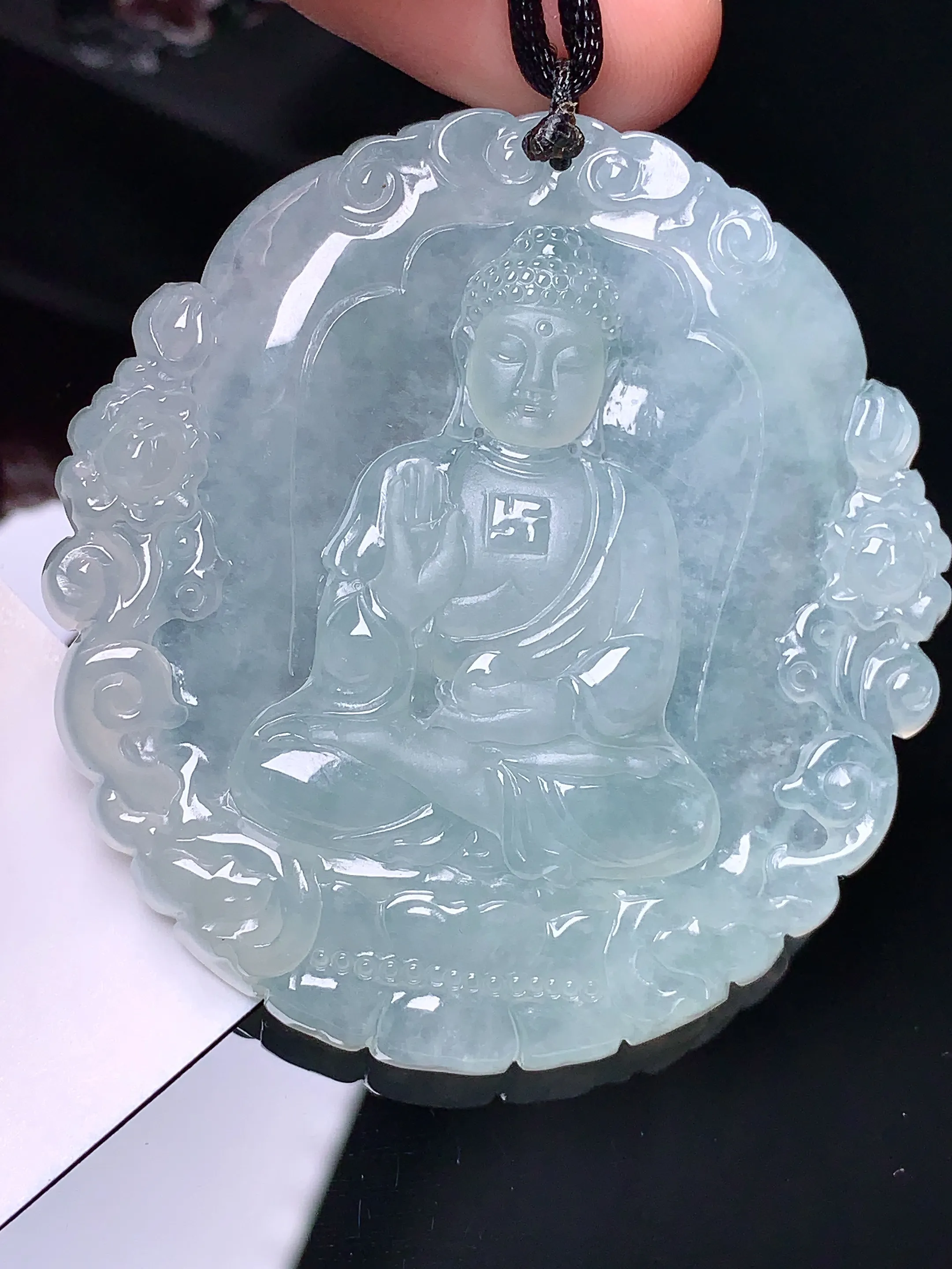 冰种大日如来佛祖吊坠 玉质细腻 水润亮眼  整体尺寸52.8*50*6