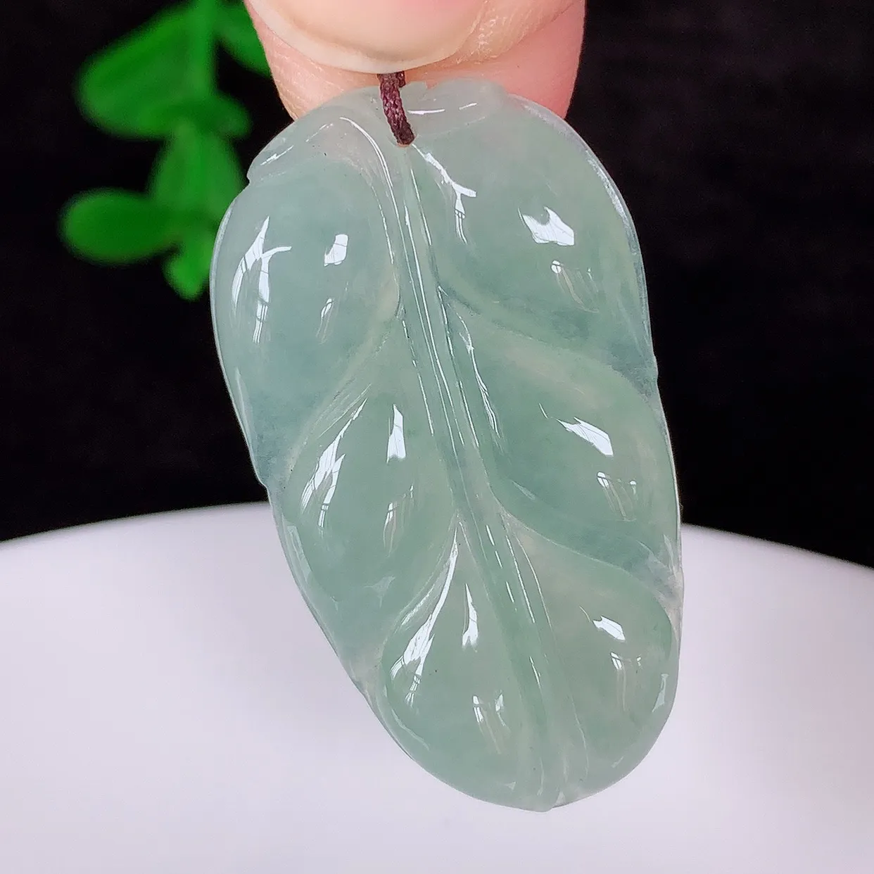 自然光实拍，冰润冰种翡翠事业有成叶子吊坠，莹润且起胶，叶子清秀优雅，佩戴大业有成！#57.17