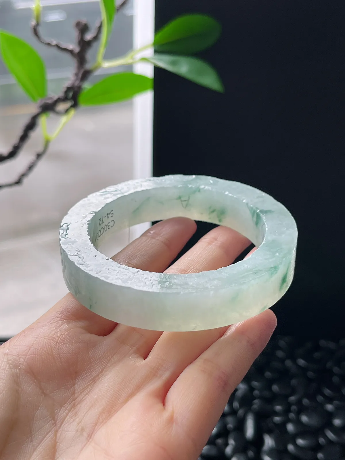 翡翠镯胚，⭕️正圈最大做55，圆条最大做51；最小做53.2。尺寸71-53.2-12.6-9