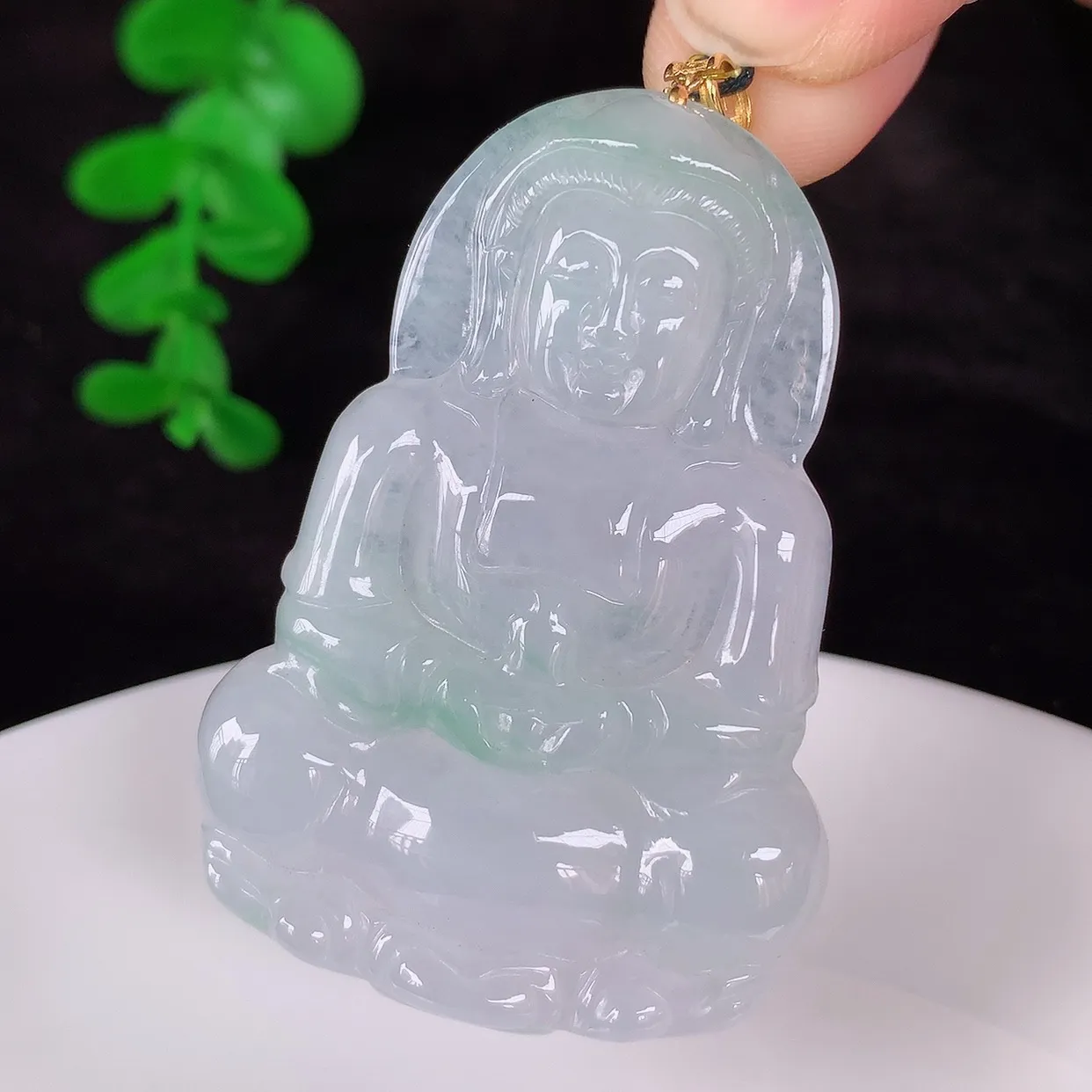 自然光实拍，18K金镶嵌冰飘绿翡翠观音吊坠，赐福翡翠观音，翠色迷人，观音面相端庄，佩戴时尚出众！#35.17