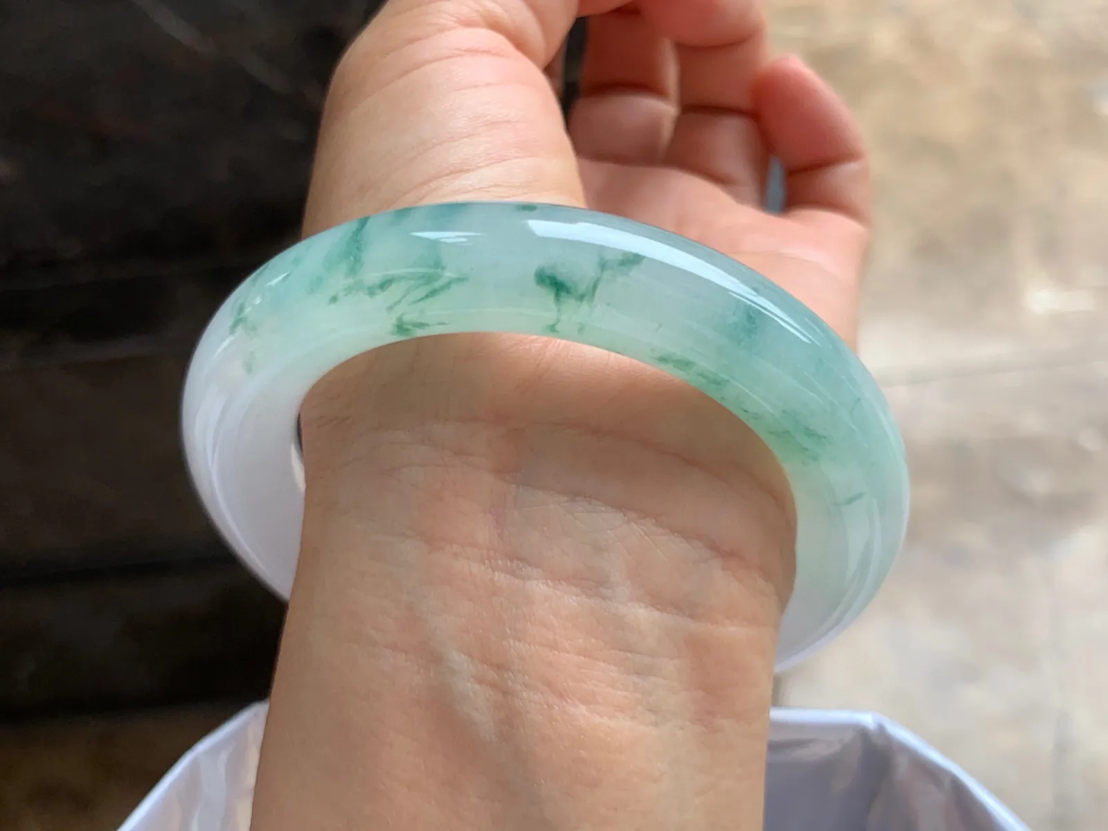56.5-12.5mm
飘花圆条手镯  肉质细腻干净 清新绿花 