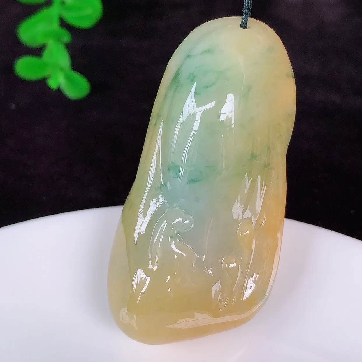 自然光实拍，厚装冰润冰糯种双彩黄加绿翡翠悟道吊坠，翡翠悟道寓意“祥和，安宁，吉祥，幸福”，佩戴效果优雅迷人，性价比超高！#60.17