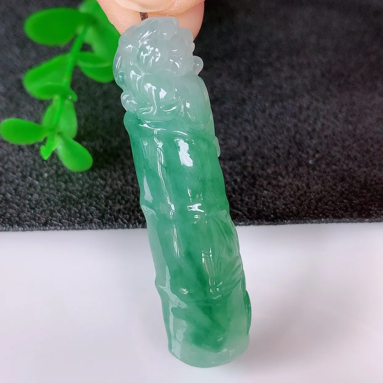 自然光实拍，冰润冰飘绿翡翠节节高竹节玉坠，款式时尚大方，竹节寓意好，佩戴事业，学业节节高升！#01.17