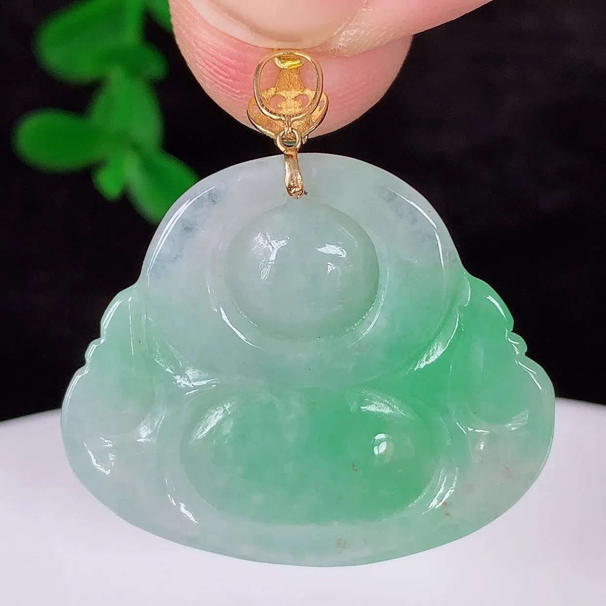 自然光实拍，18K金镶嵌冰润冰糯种飘绿翡翠佛公吊坠，冰透饱满， 佛公亦保平安，寓意有福（佛公）相伴，品相佳，配戴优雅迷人！#35.17