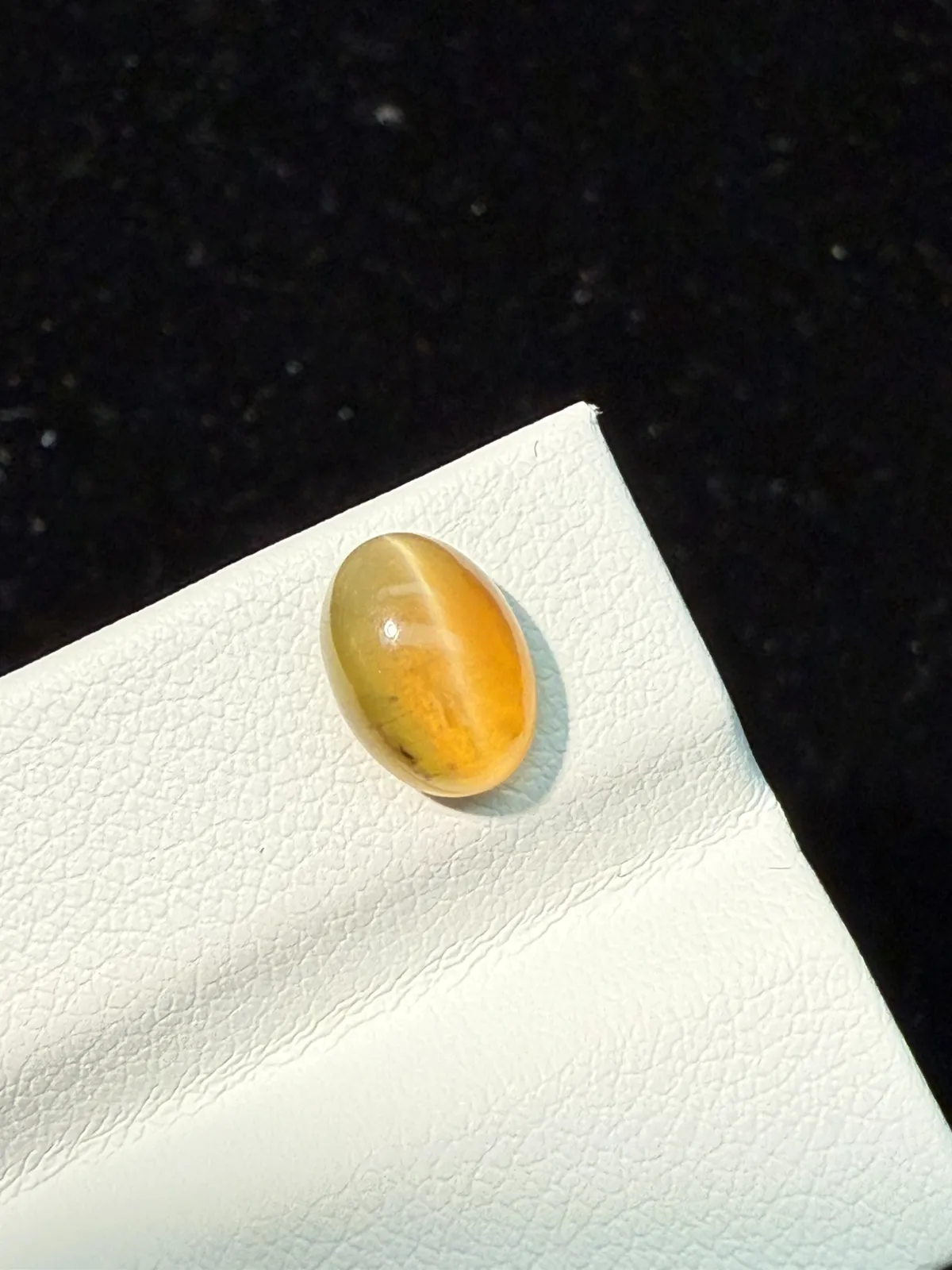 1.395ct天然欧泊猫眼裸石，尺寸8.9*6.4*4.6mm，颜色美艳 ，眼线犀利