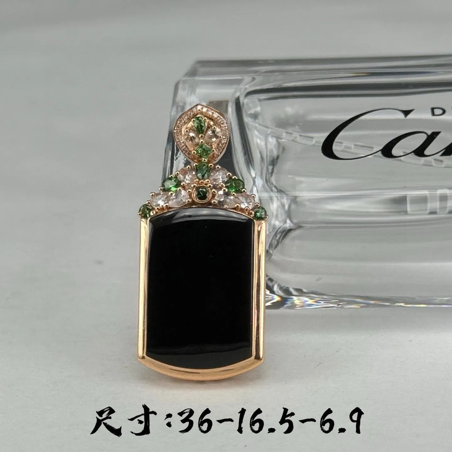 精品18k墨翠马鞍掉坠种好色正 黑度极好 打灯通透油性十足 尺寸36