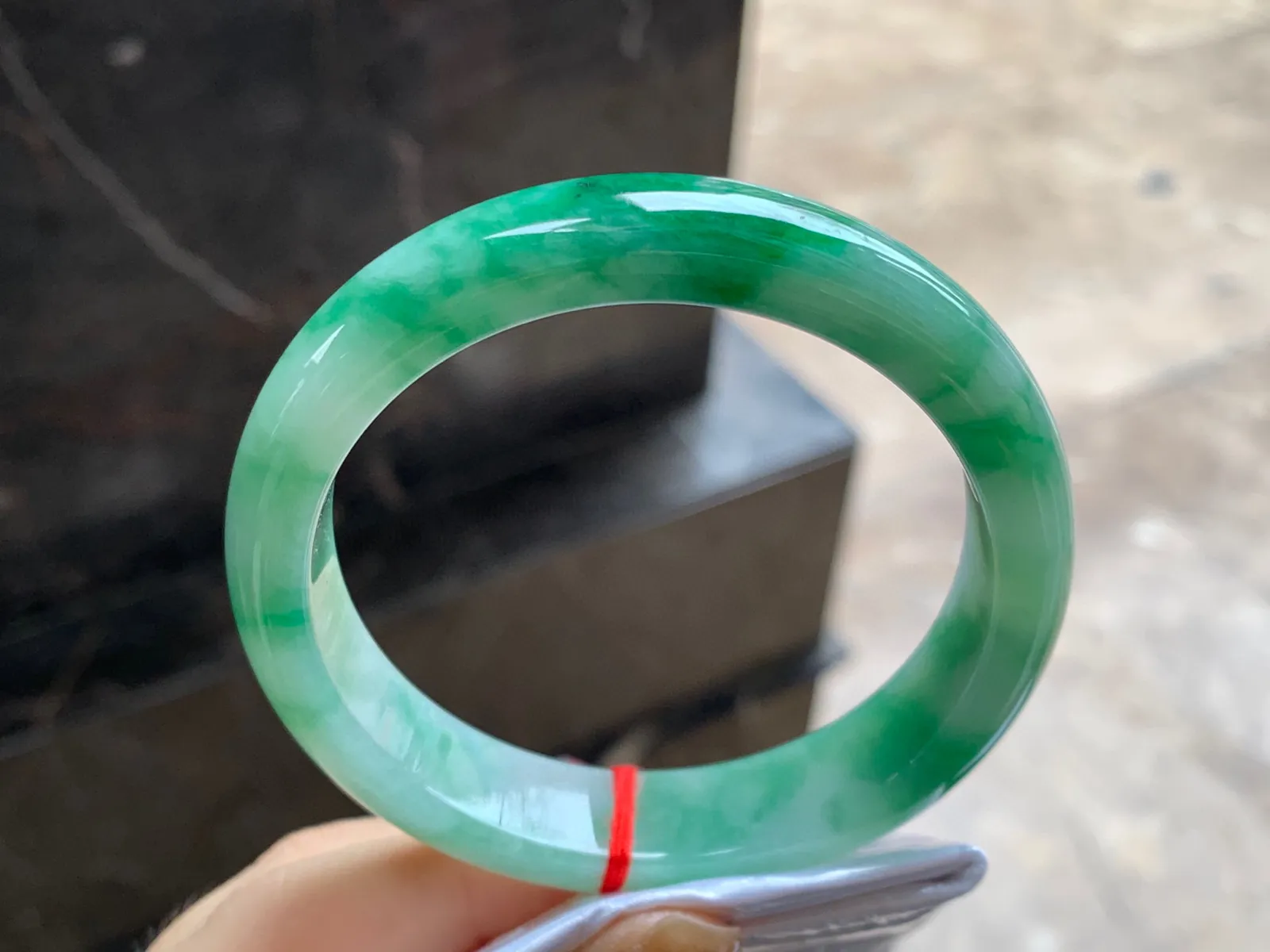 带色手镯
尺寸：57-12.9-7.6mm
底子细腻干净～绿花点缀上手好看