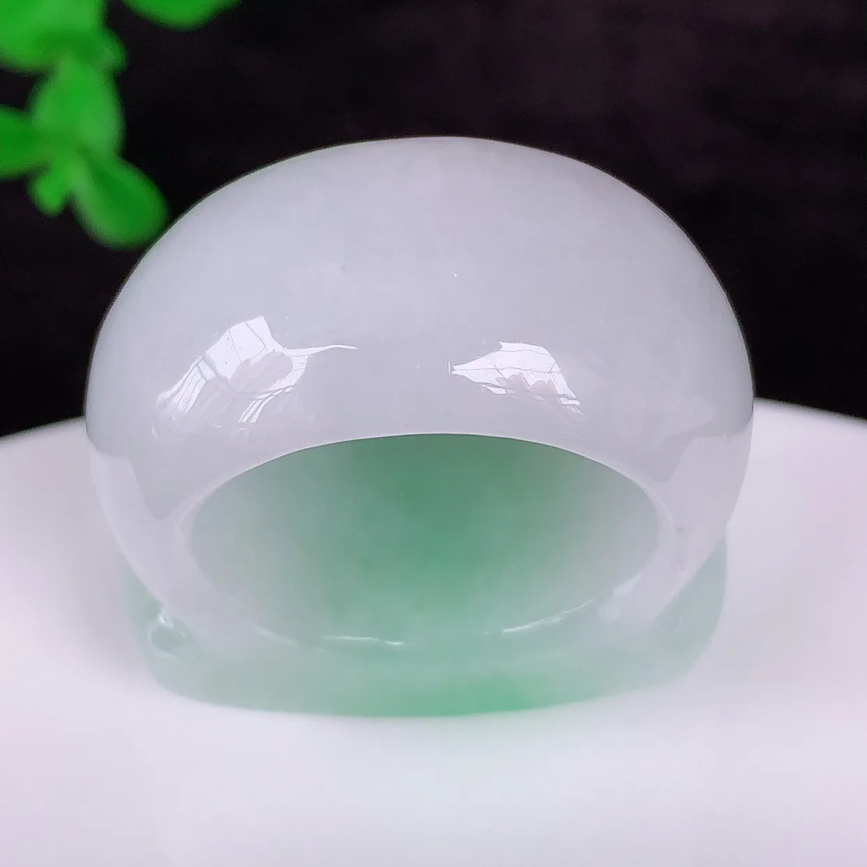 自然光实拍，冰润冰糯种飘阳绿21.8mm内径翡翠扳指，冰润指环，玉扳指，财源滚滚，玉质细腻起胶，27圈口，种水好！#46.17