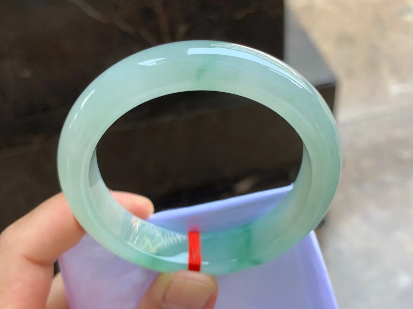 53-13-8.5mm
冰种绿花手镯 种好水润 淡晴底色 花色漂亮 清爽气质