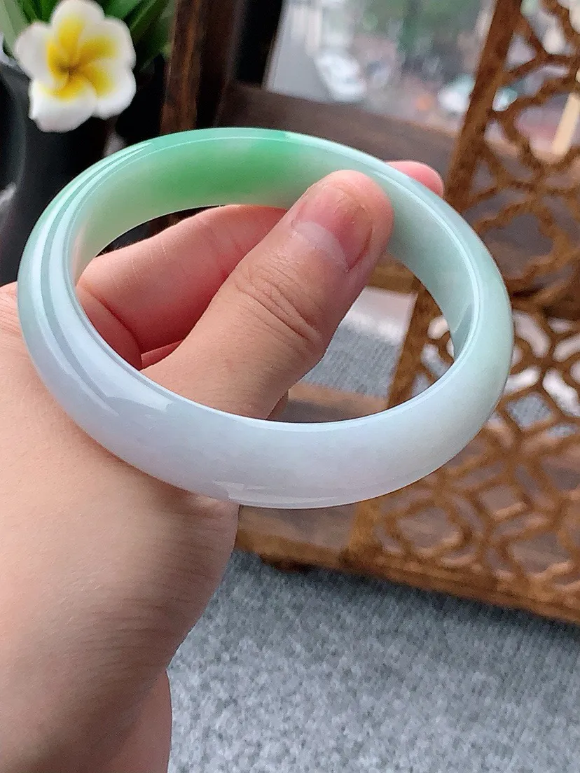 a货翡翠老坑飘绿正装正圈手镯58-59圈口 尺寸58.3×13.3×7.6mm 重量58.77g 0617