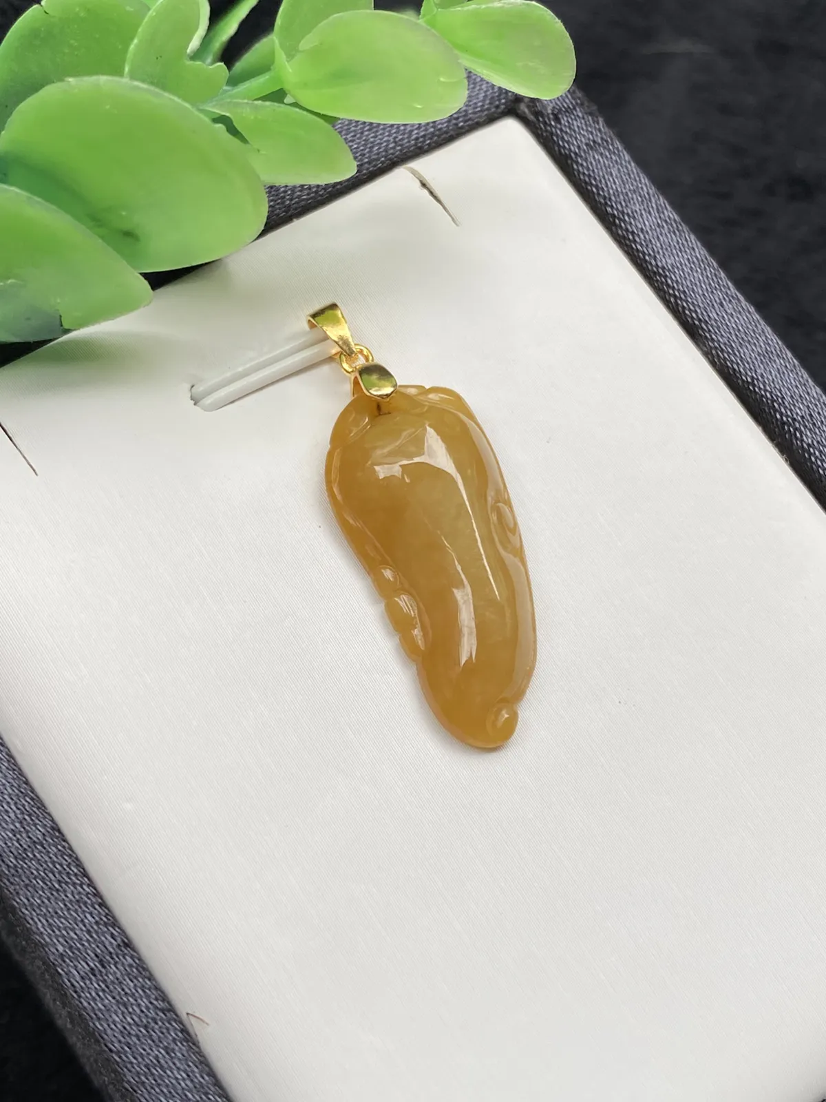 推荐【黄翡福瓜】鸡油黄天然黄翡，无纹裂，水润，细腻，种老，品相佳，带银扣，超值～～石头尺寸28.