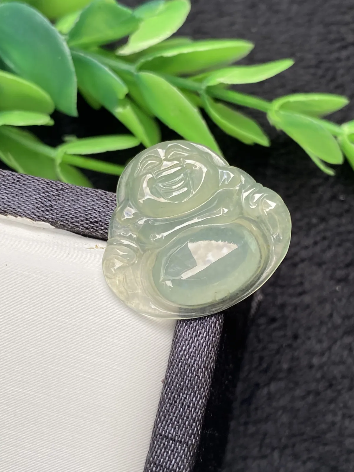 推荐【冰🧊起光佛公】淡绿色，无纹裂，水润冰透，细腻起光，种水很好，21.4*22.8*3.8，超