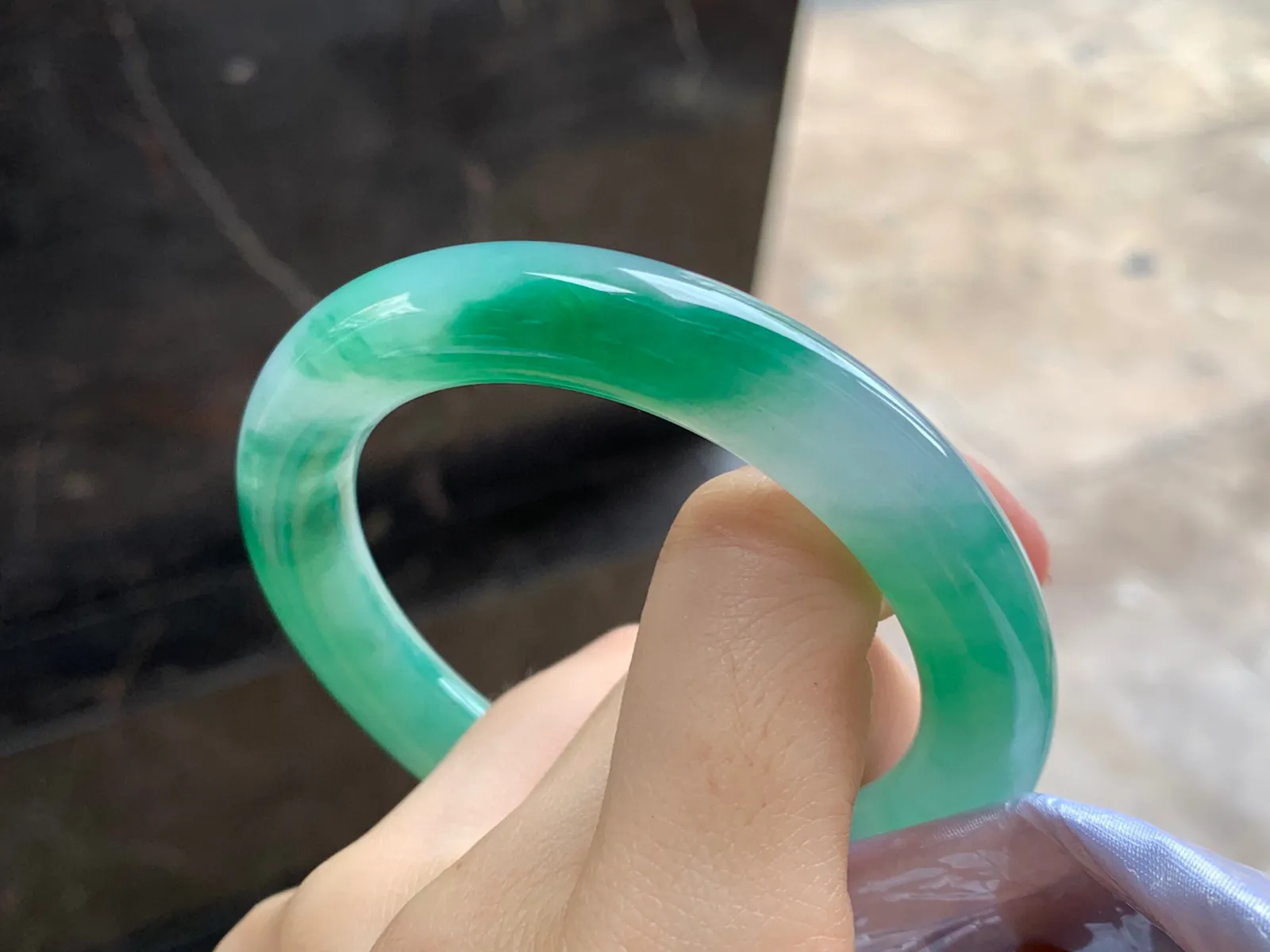 飘绿圆条手镯
尺寸：55.2-10.7mm
底子细腻干净～绿花漂亮大力推荐哦～