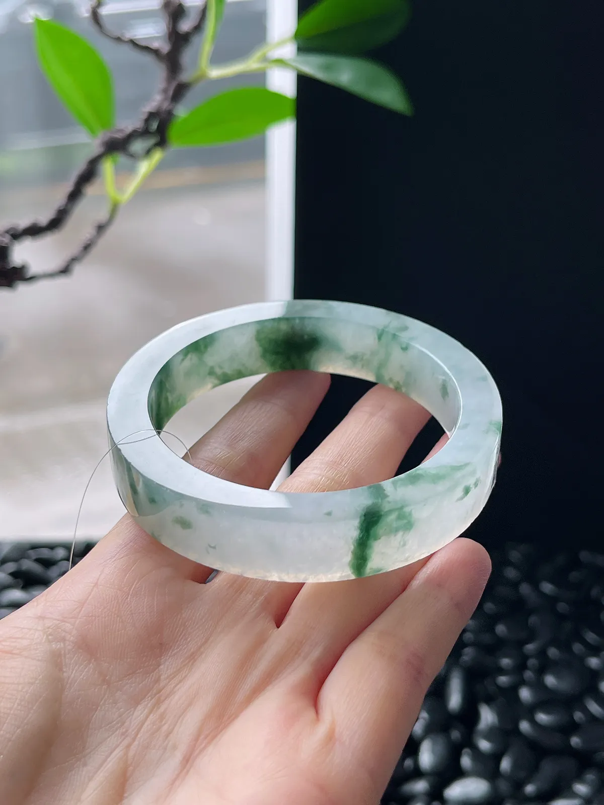 翡翠镯胚，⭕️正圈最大做52，圆条最大做48；最小做53.6。尺寸68-53.6-12.5-7.4
