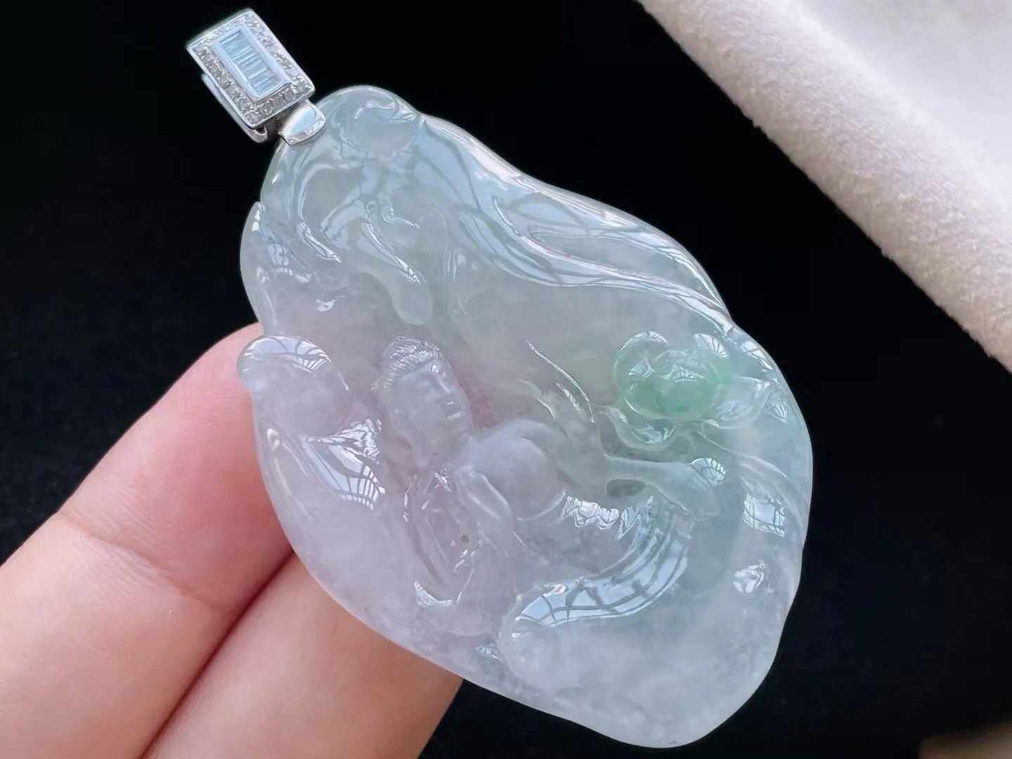 冰糯种飘绿普贤菩萨吊坠