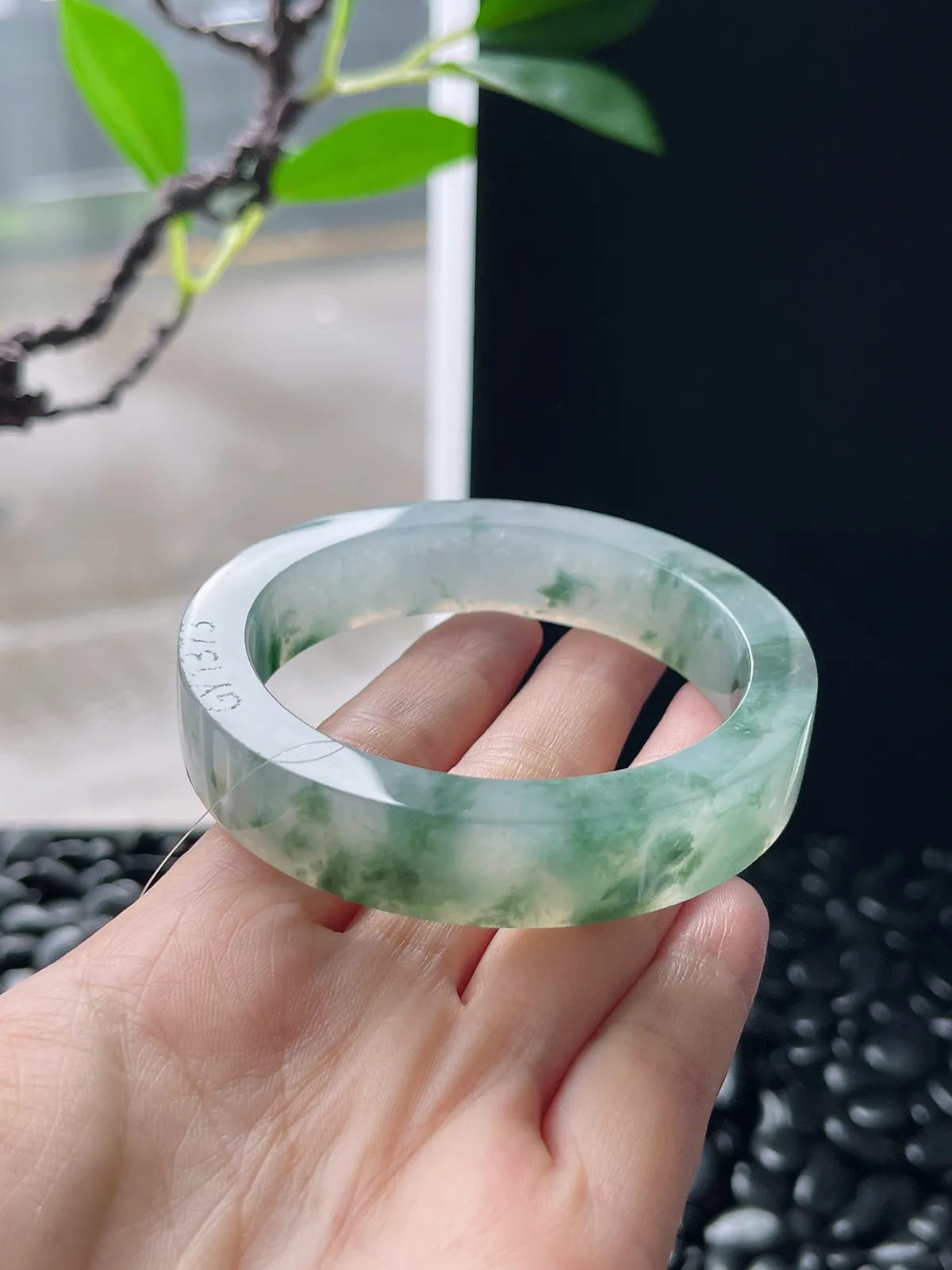 翡翠镯胚，⭕️正圈最大做52，圆条最大做48；最小做53.6。尺寸68-53.6-12.5-7.4