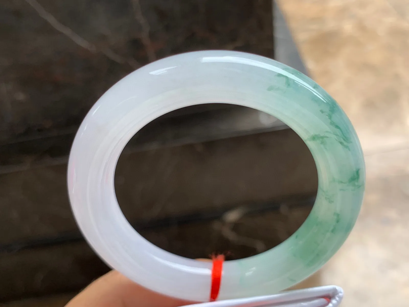56.5-12.5mm
飘花圆条手镯  肉质细腻干净 清新绿花 
