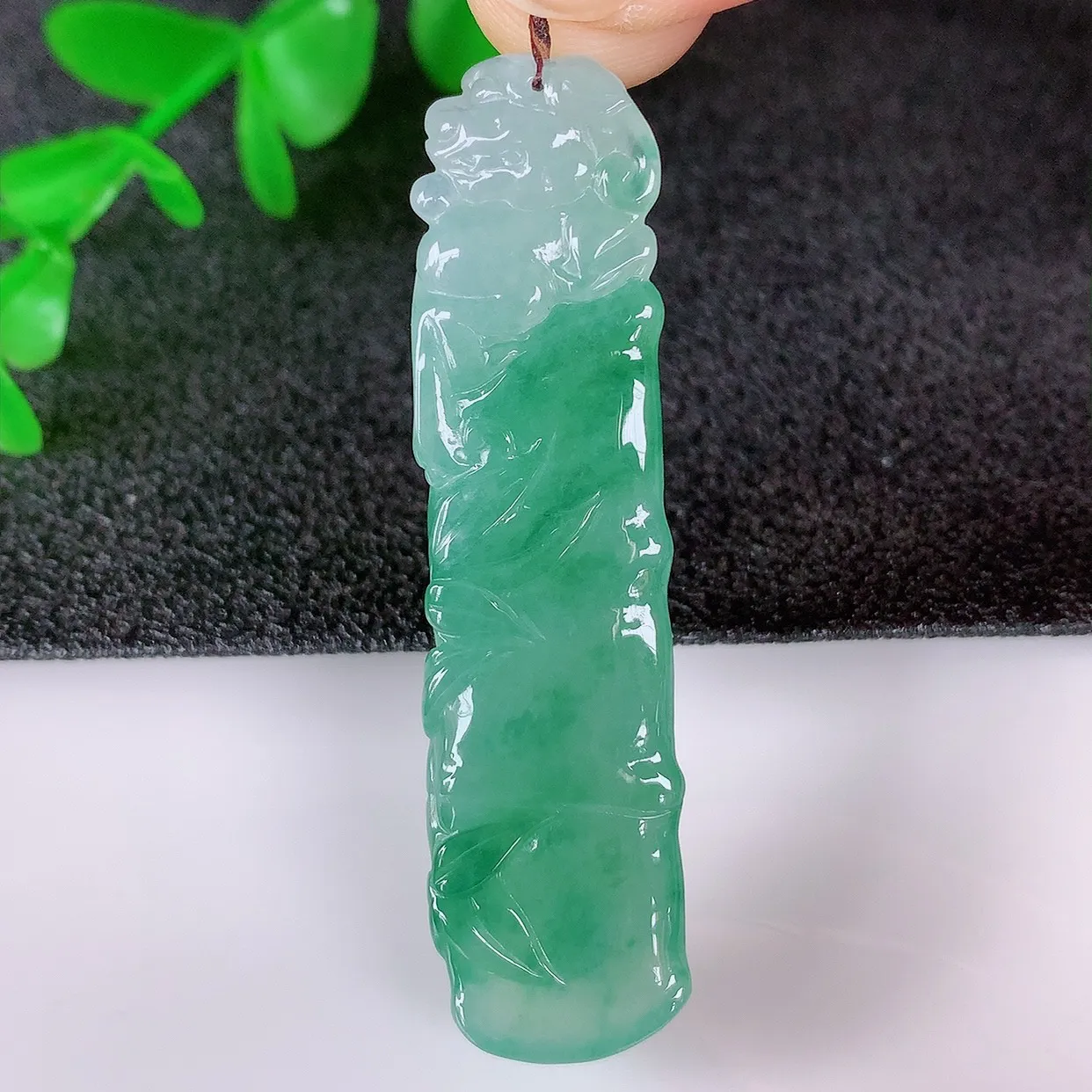 自然光实拍，冰润冰飘绿翡翠节节高竹节玉坠，款式时尚大方，竹节寓意好，佩戴事业，学业节节高升！#01.17