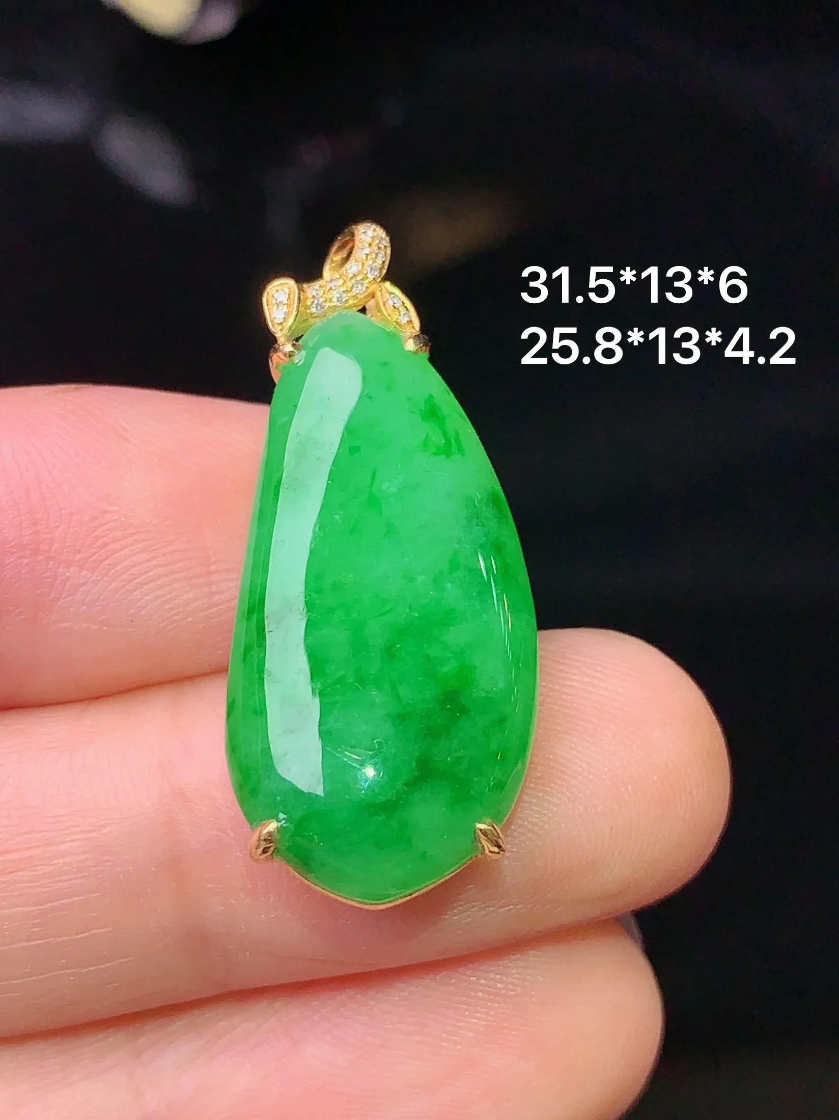 18k金钻镶嵌翠绿福瓜吊坠 玉质细腻 色泽艳丽 整体尺寸31.5*13*6
