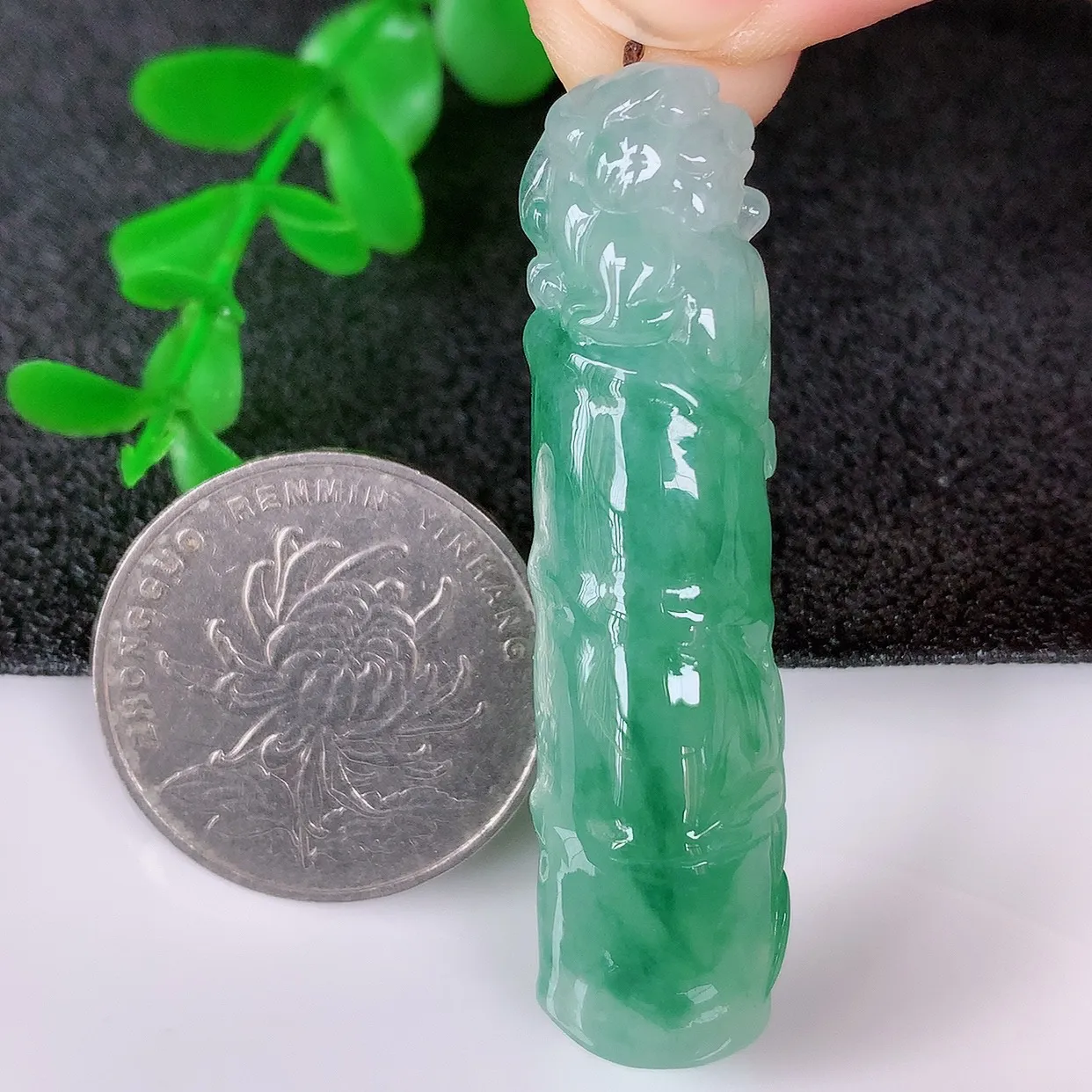 自然光实拍，冰润冰飘绿翡翠节节高竹节玉坠，款式时尚大方，竹节寓意好，佩戴事业，学业节节高升！#01.17