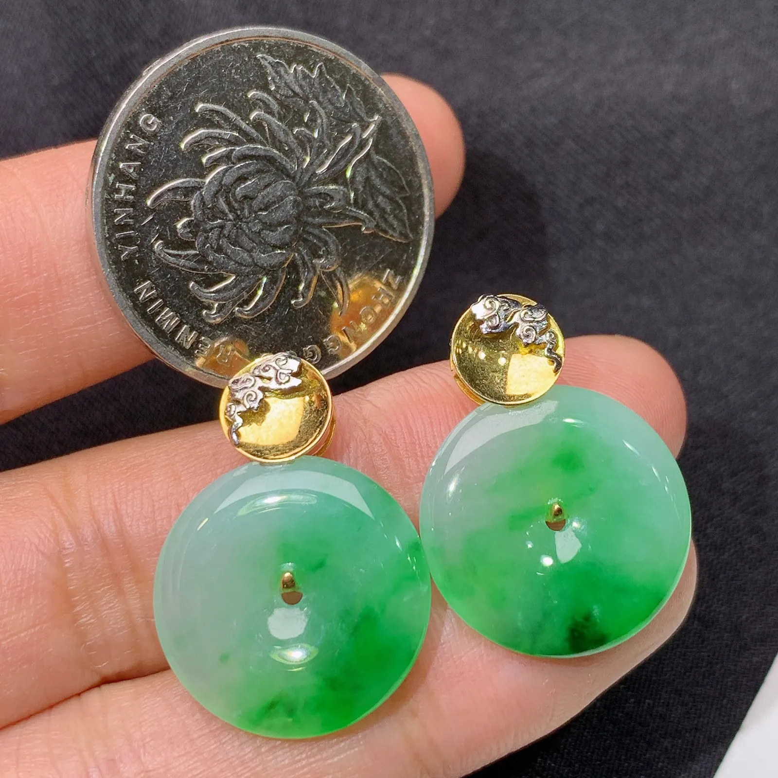 冰飘绿甜甜圈耳坠，18k金镶嵌，简约时尚，冰润色阳，种水足 直径17.7*3.1