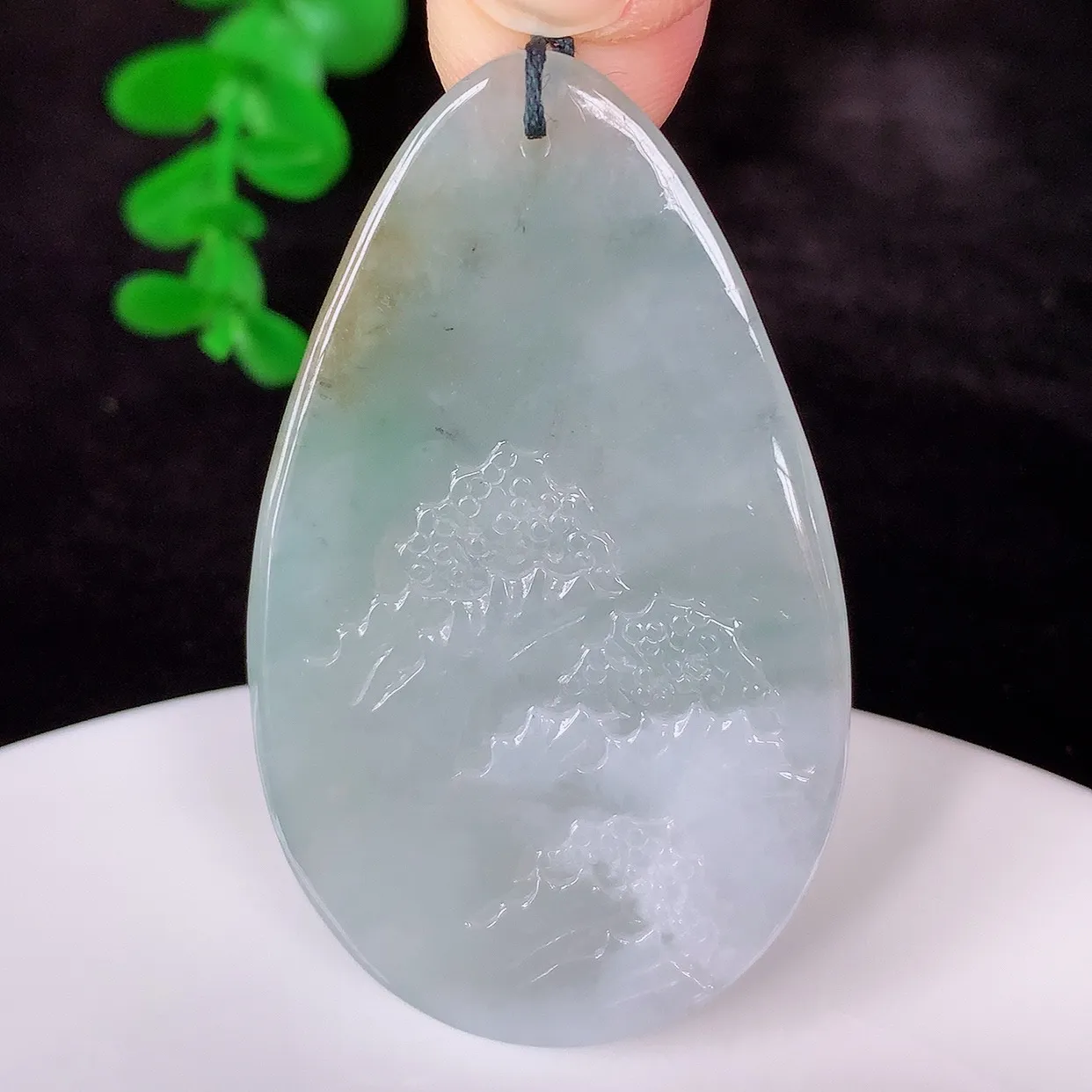 自然光实拍，冰润冰飘花翡翠山水牌吊坠，翡翠山水，立体生动形象，山水素材布局合理，意境感佳，佩戴上身效果更高贵 #60.17