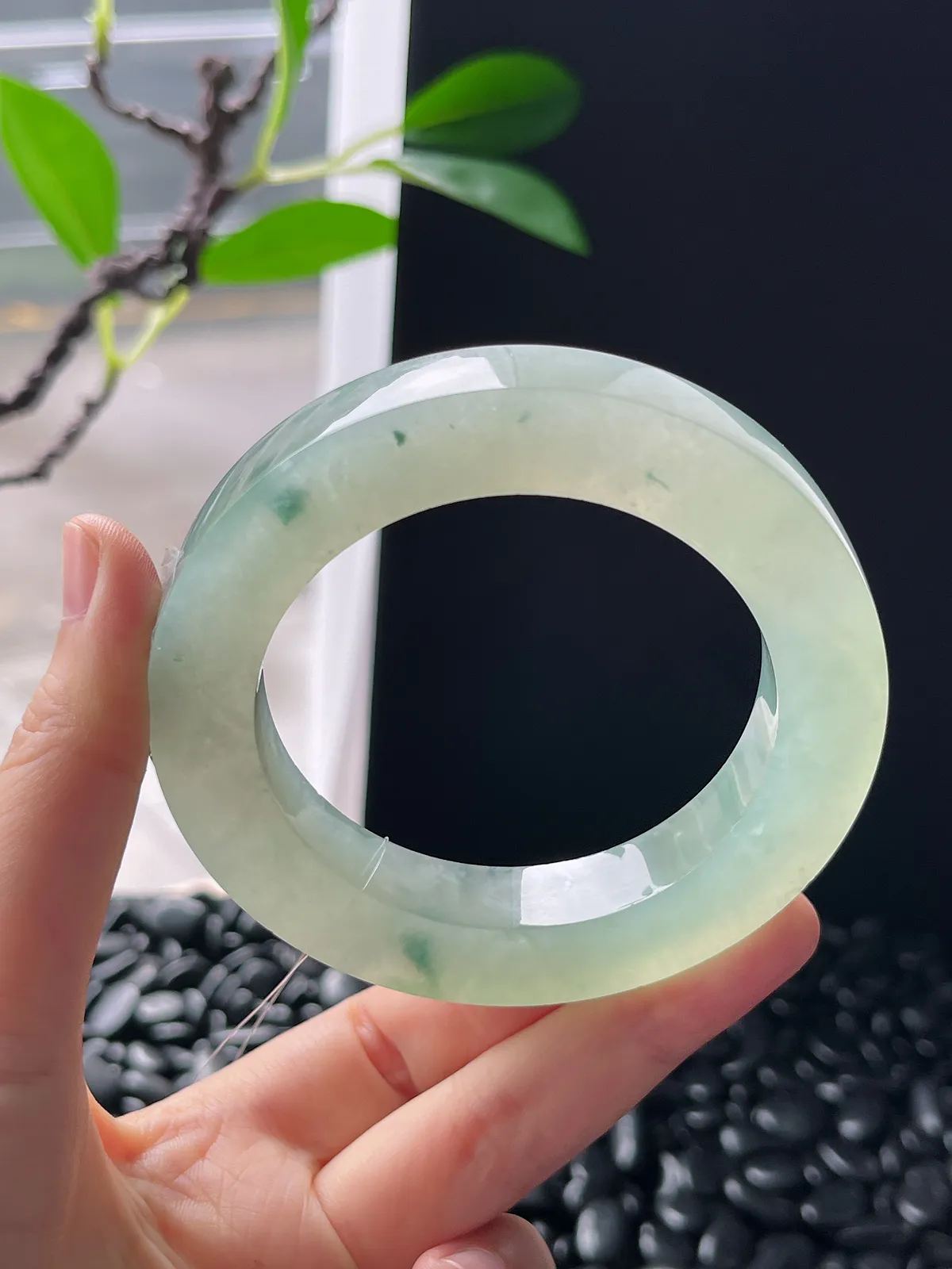 翡翠镯胚，⭕️正圈最大做61，圆条最大做57；最小做54.7。尺寸77-54.7-11.4-11.5