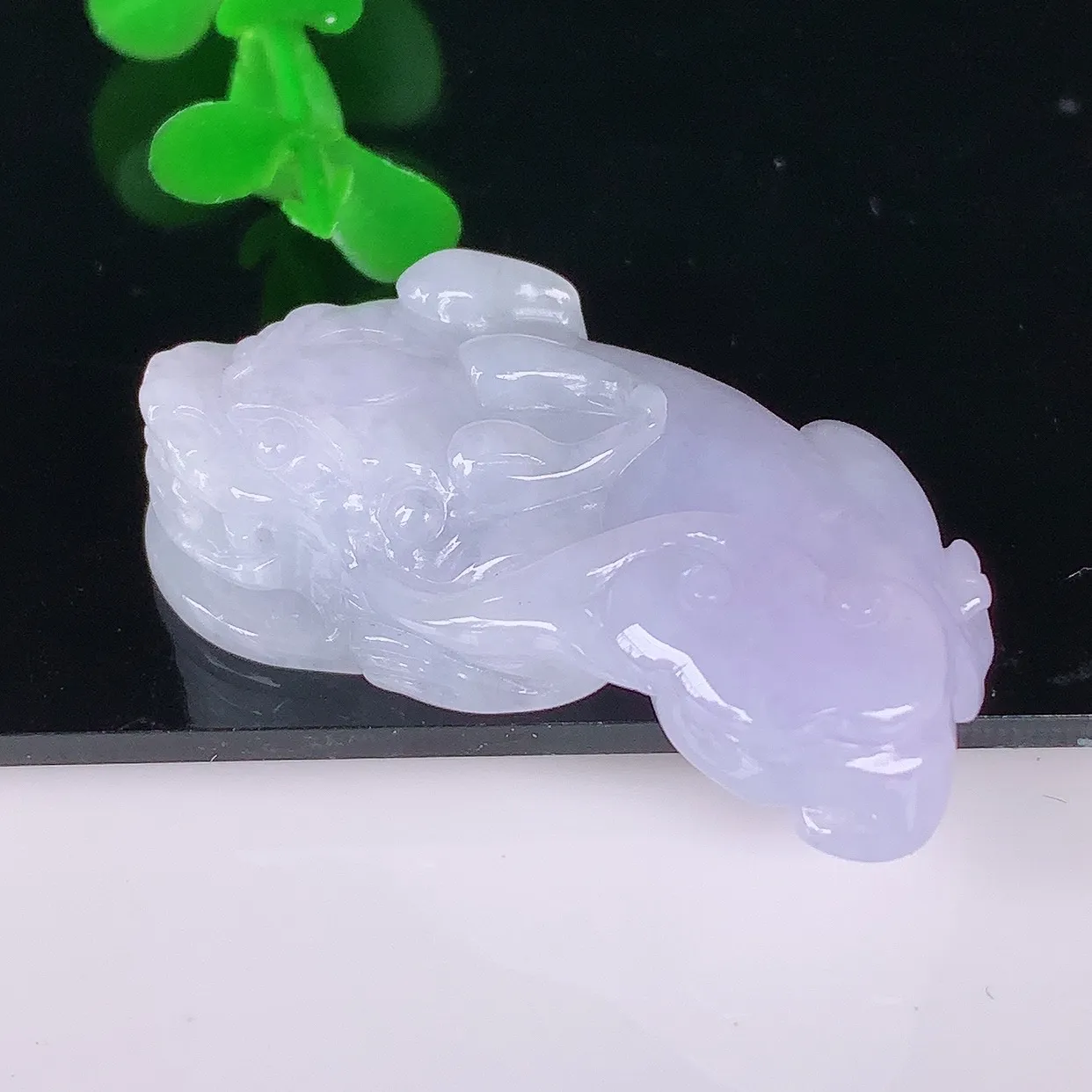 自然光实拍，冰润冰糯种紫罗兰翡翠招财貔貅吊坠，民间有“一摸貔貅运程旺盛，再摸貔貅财运滚滚，三摸貔貅平