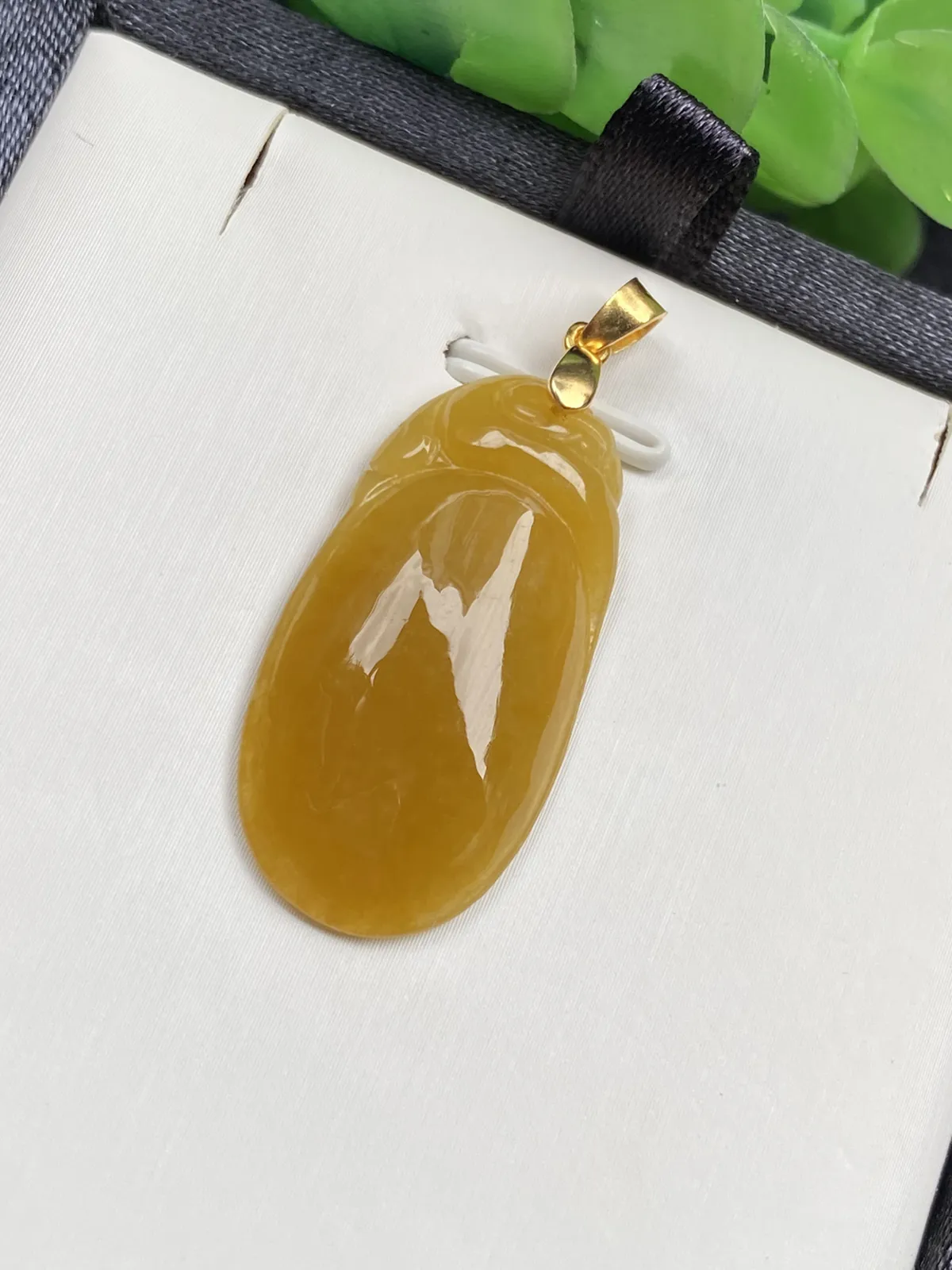 推荐【冰🧊黄龙头贝】黄翡福贝的作用与黄翡貔貅一样，贝在古代就是钱币，寓意辈辈有钱财源滚滚，黄翡也招财，无纹裂，水润，细腻，种老，品相佳，带银扣，超有性价比～～石头尺寸30.6*15.8*4.6