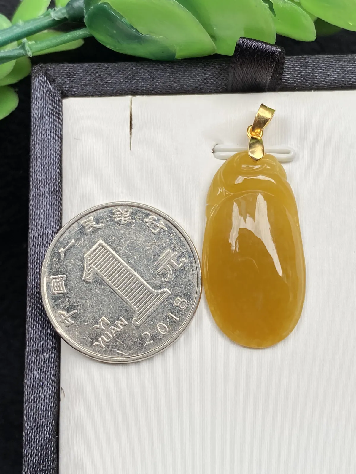 推荐【冰🧊黄龙头贝】黄翡福贝的作用与黄翡貔貅一样，贝在古代就是钱币，寓意辈辈有钱财源滚滚，黄翡也招财，无纹裂，水润，细腻，种老，品相佳，带银扣，超有性价比～～石头尺寸30.6*15.8*4.6