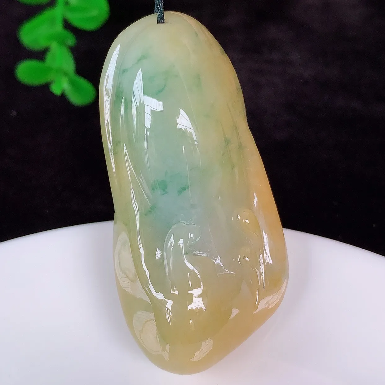 自然光实拍，厚装冰润冰糯种双彩黄加绿翡翠悟道吊坠，翡翠悟道寓意“祥和，安宁，吉祥，幸福”，佩戴效果优雅迷人，性价比超高！#60.17